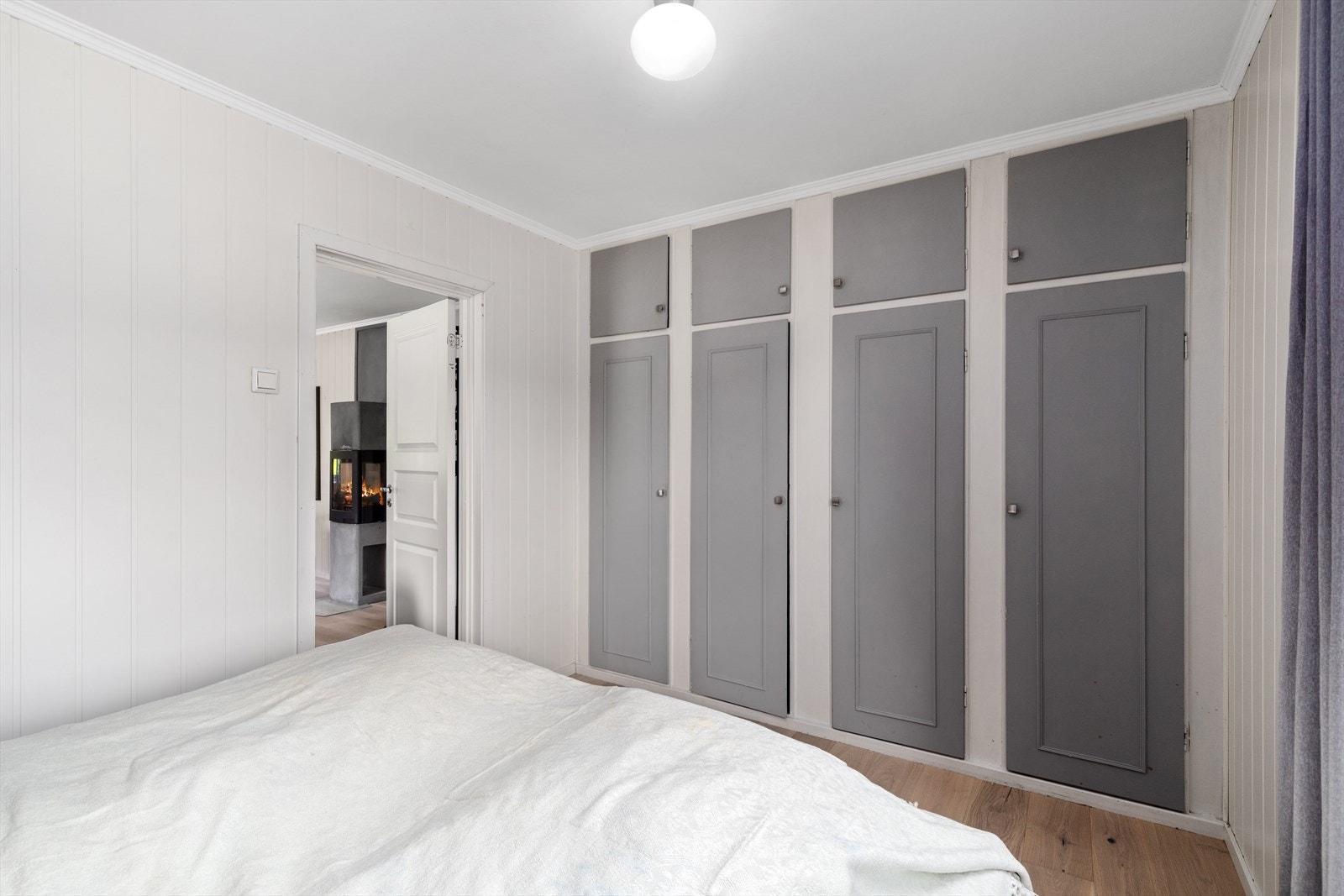 Stor garderobe med rikelig med oppbevaringsplass. Galleribilde