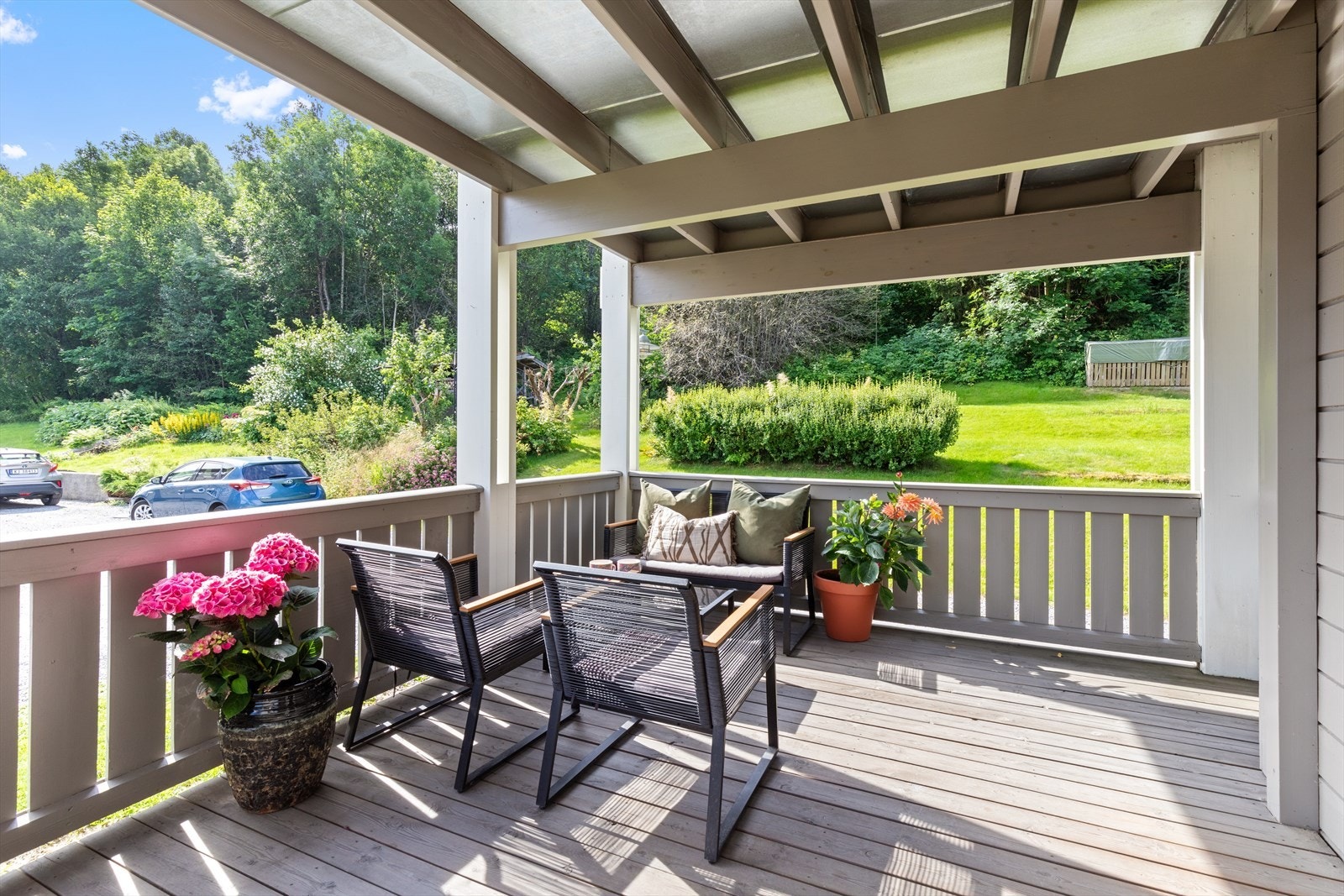 På terrassen har du god plass til både planter, sittegruppe og grill. Galleribilde