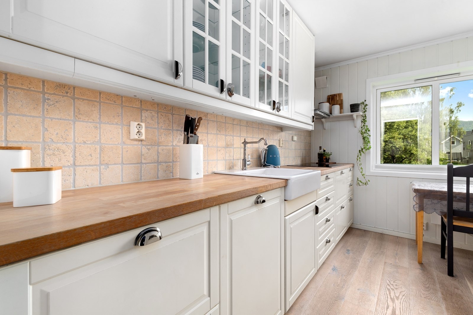 Pent separat kjøkken med innredning fra 2014. Galleribilde