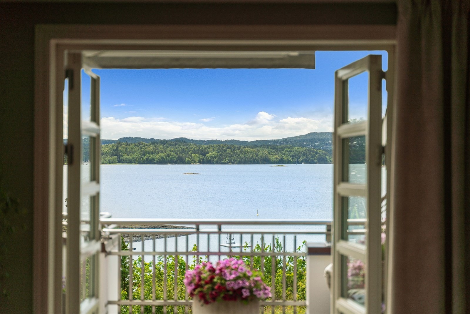 Med sjøen som blikkfang Galleribilde