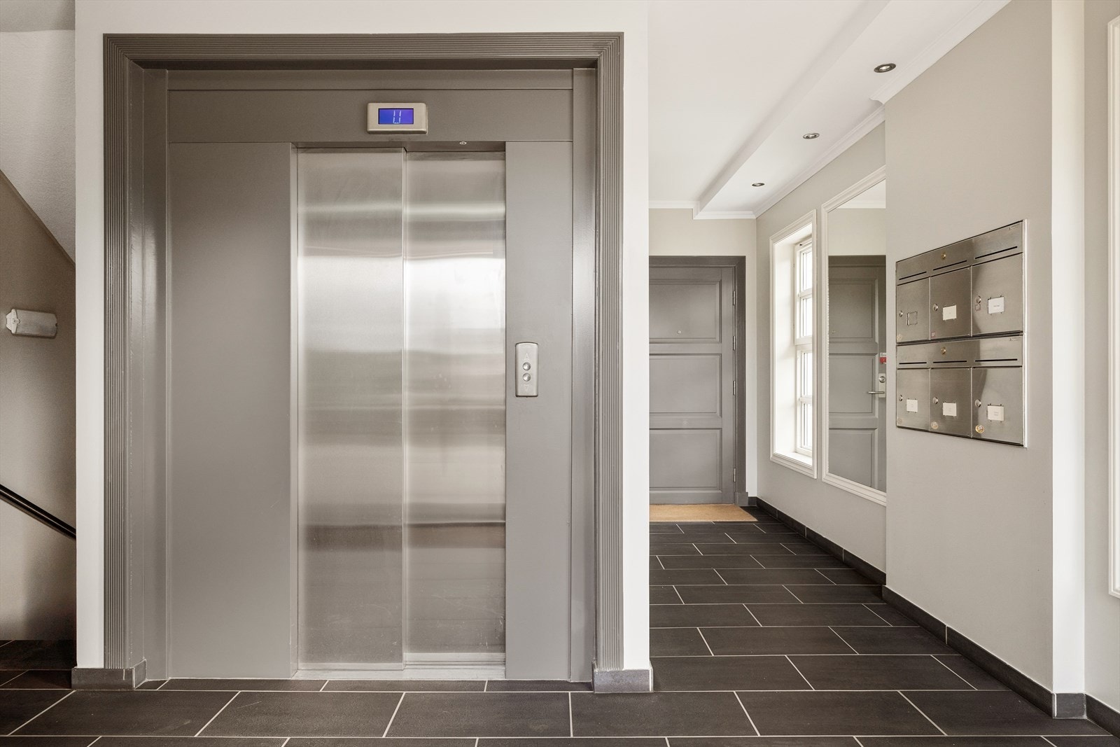 Heisadkomst både fra inngangsplan og garasjeplan Galleribilde