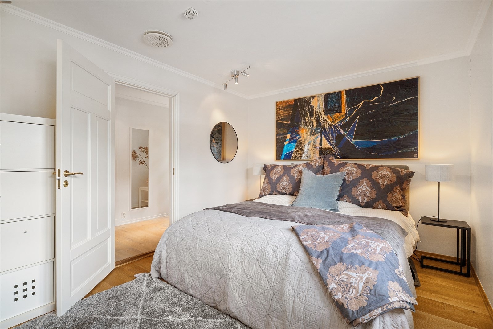 Del 2 har tre soverom. Bildet viser master soverom med walk in og bad Galleribilde