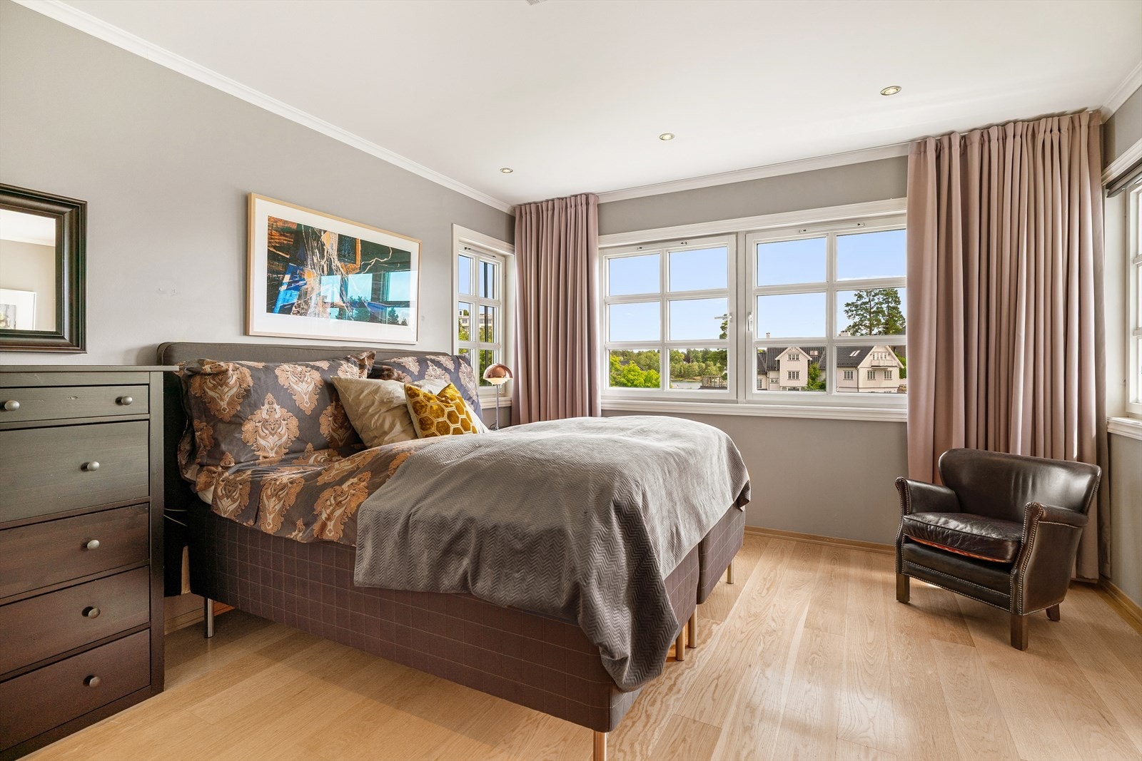 Del 1 har 3 soverom, bildet viser master soverom med walk in og bad Galleribilde