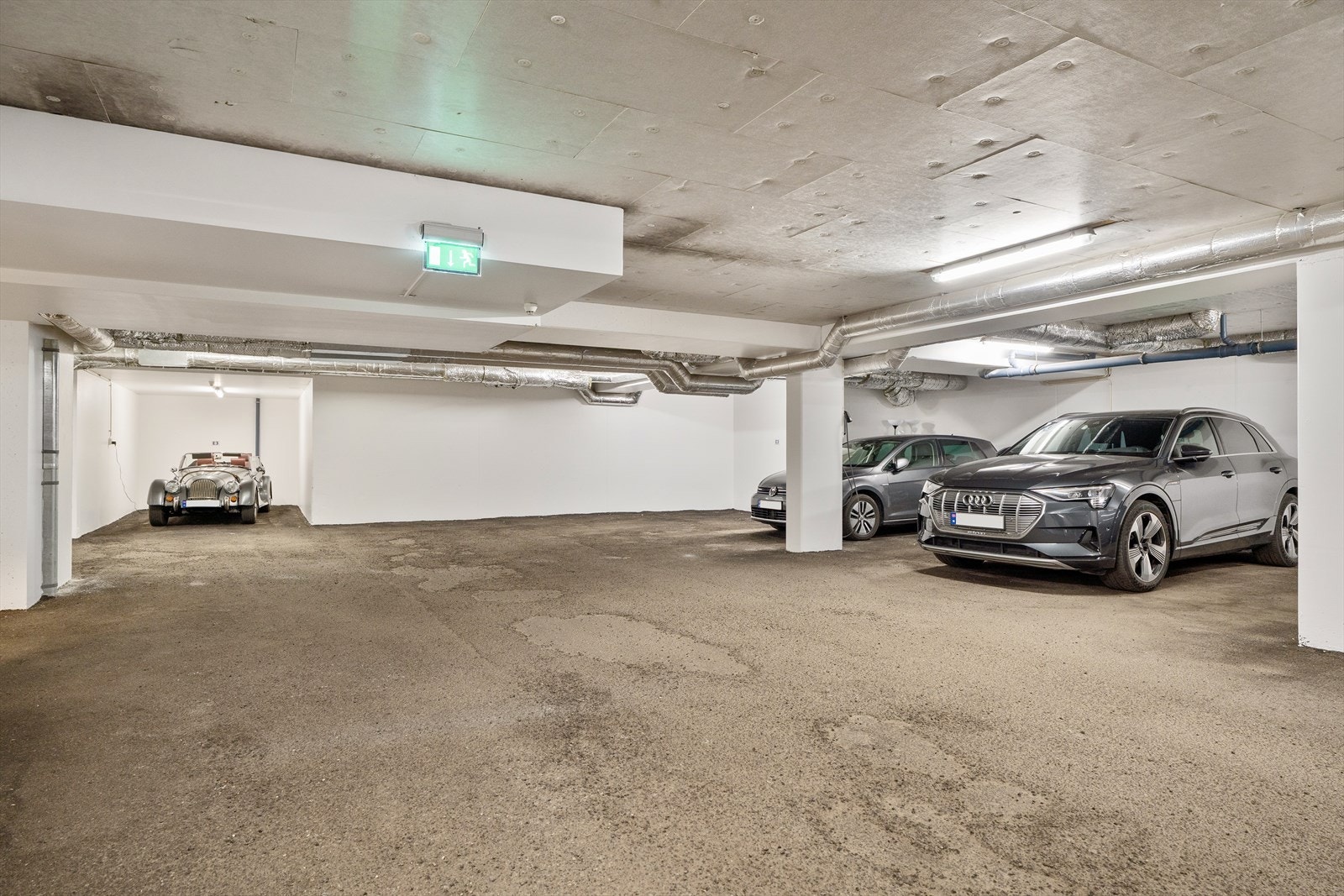 Totalt 5 garasjeplasser med en elbil lader Galleribilde