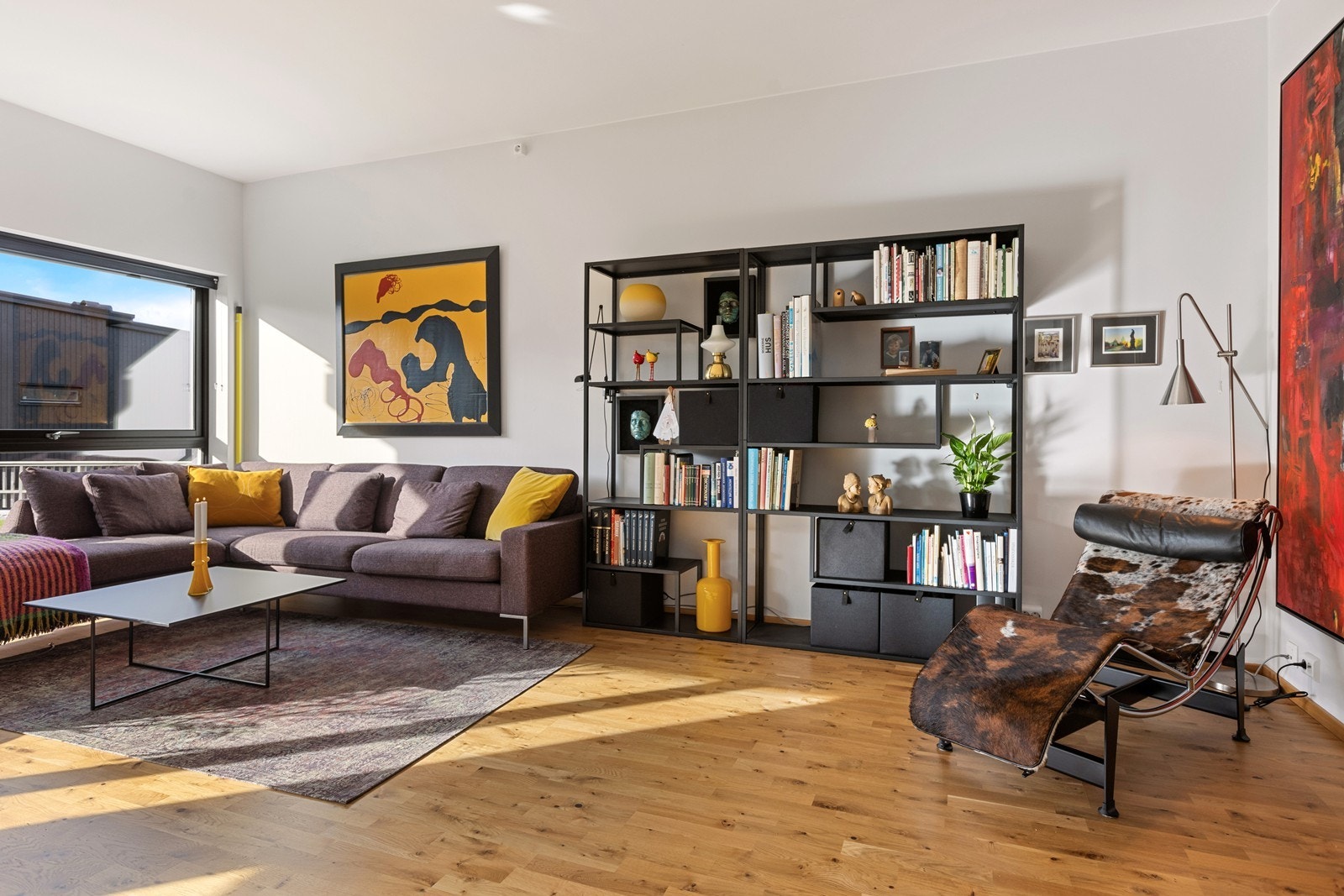 Lys og romslig stue med store vindusflater og behagelig atmosfære Galleribilde