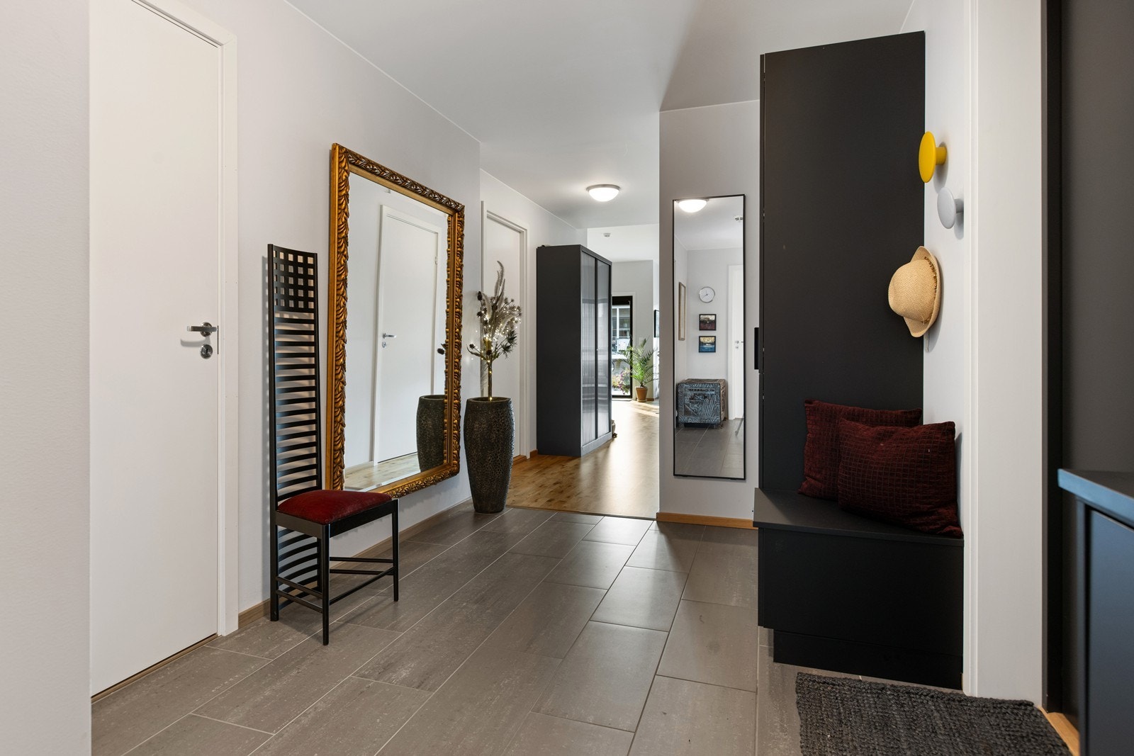 Inngangsparti med gode oppbevaringsmuligheter Galleribilde