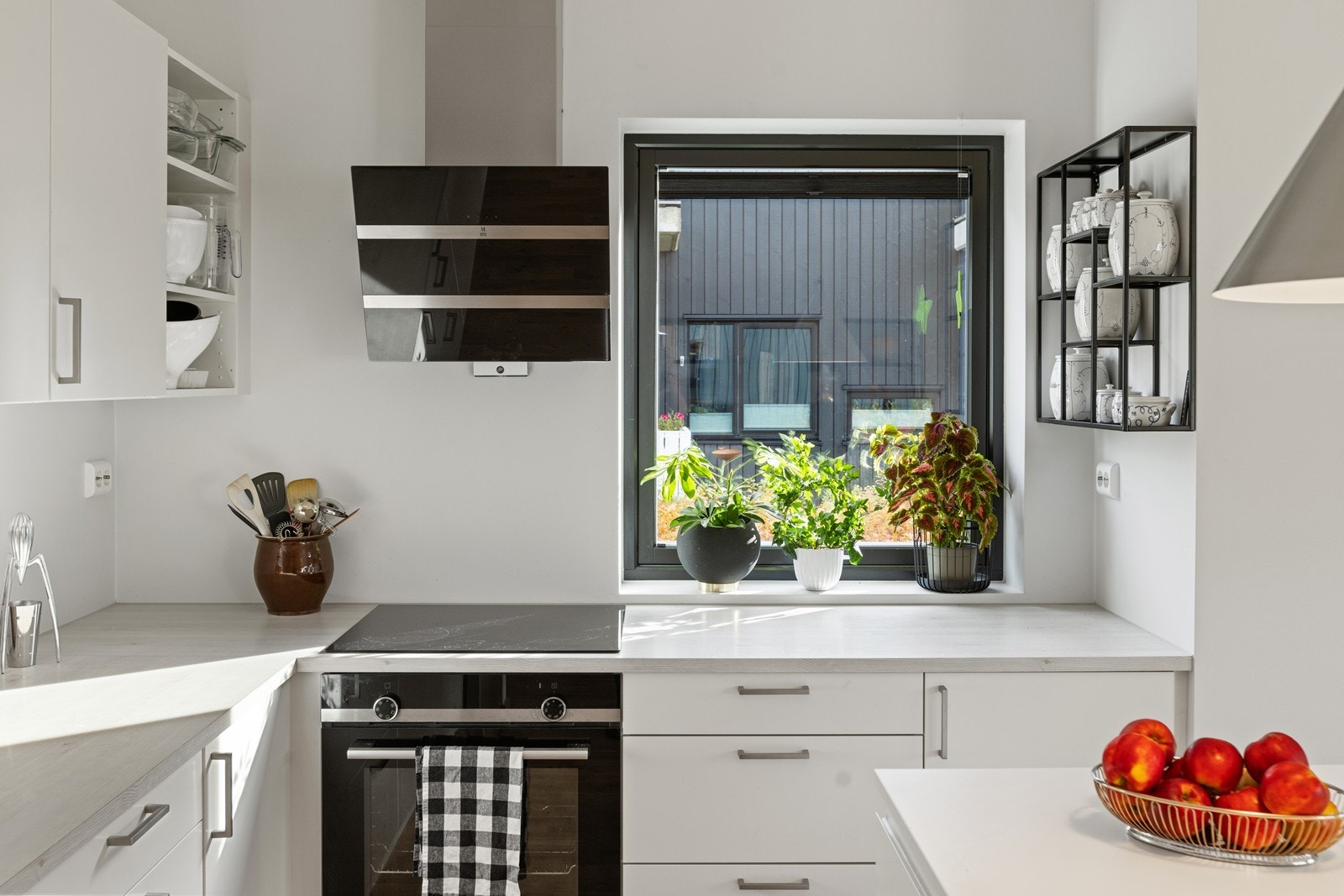 God skap- og benkeplass for effektiv matlaging og oppbevaring. Galleribilde