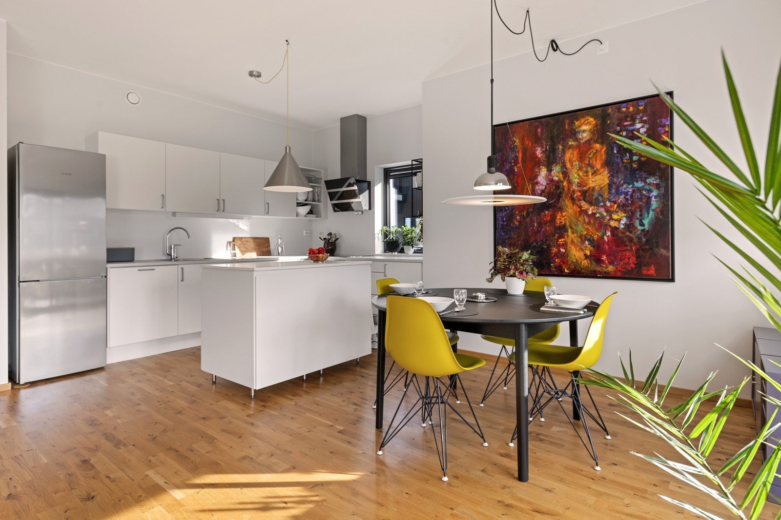 Åpen løsning mot kjøkkenet gir en luftig og sosial romfølelse. Galleribilde