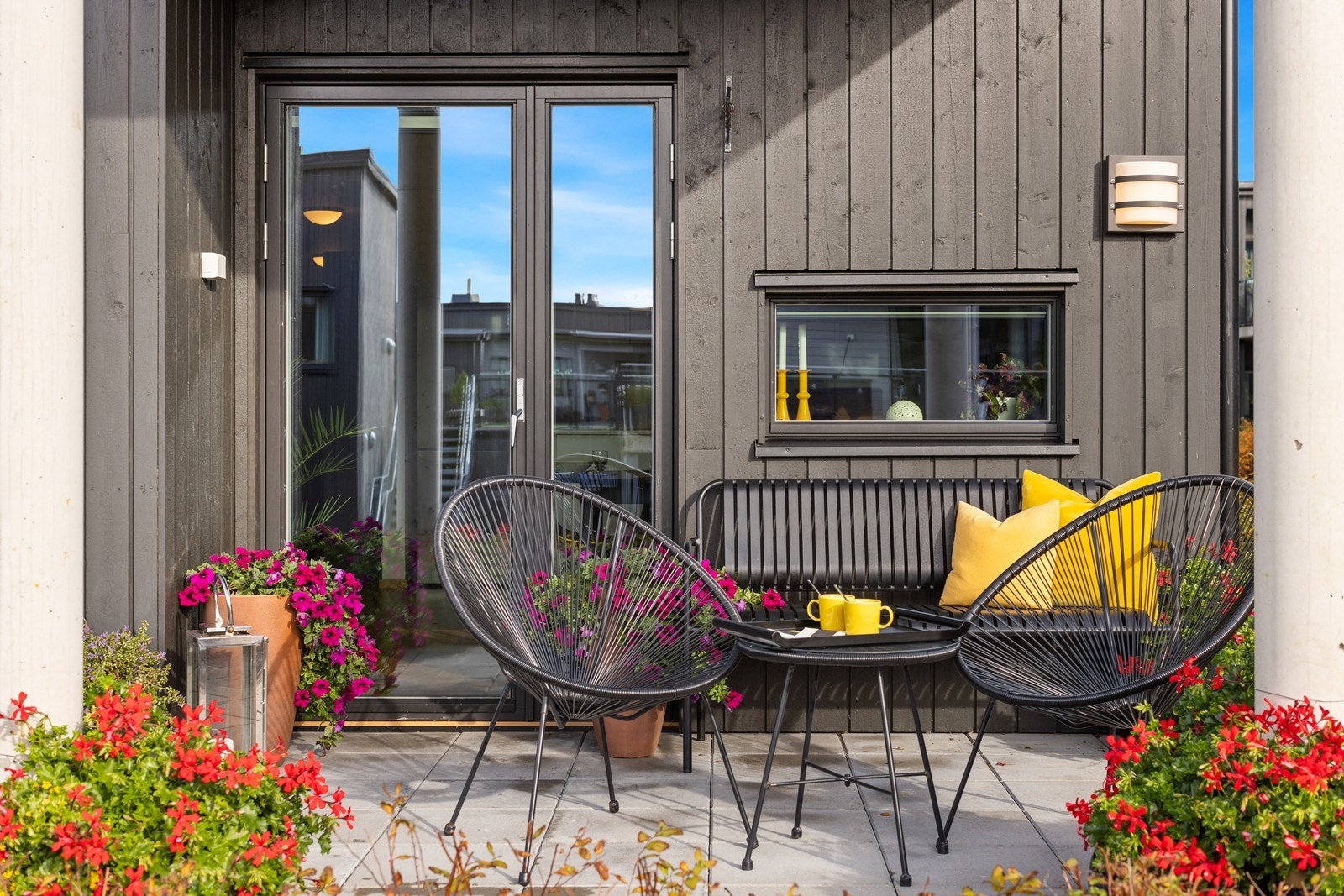 God plass til sittegruppe - perfekt for morgenkaffe eller sosiale stunder. Galleribilde