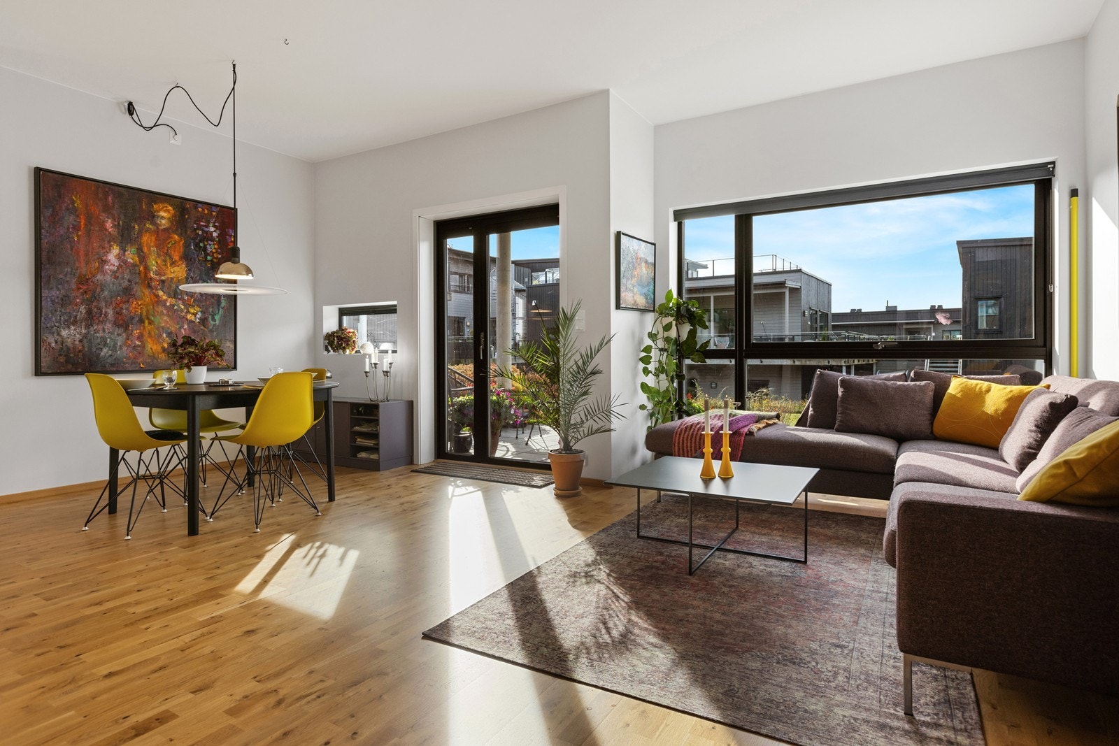 Store vinduer som slipper inn rikelig med dagslys og gir godt utsyn mot grøntarealer Galleribilde