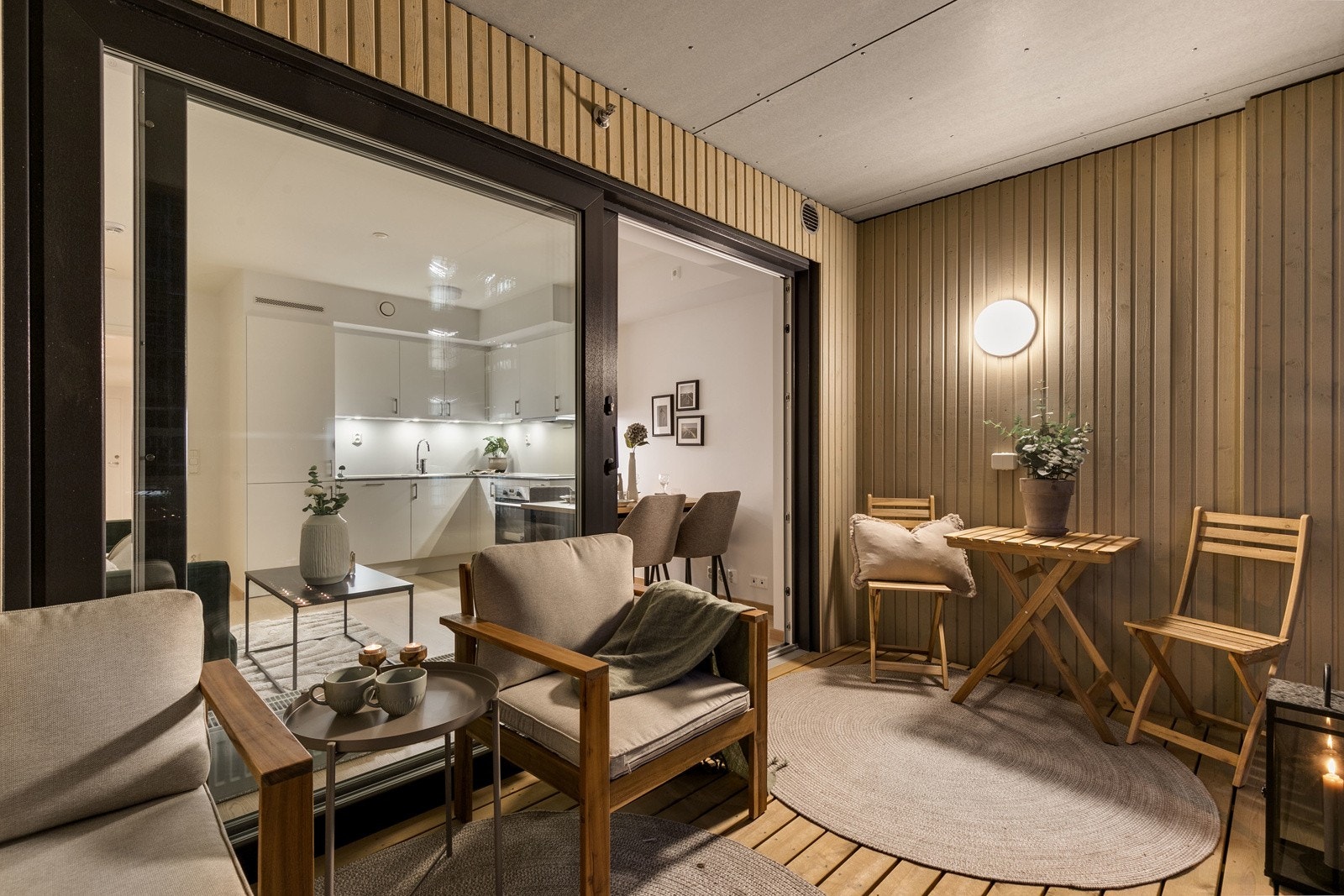 Den flotte balkongen har god plass til utemøbler etter ønske. Bilde fra L406. Galleribilde