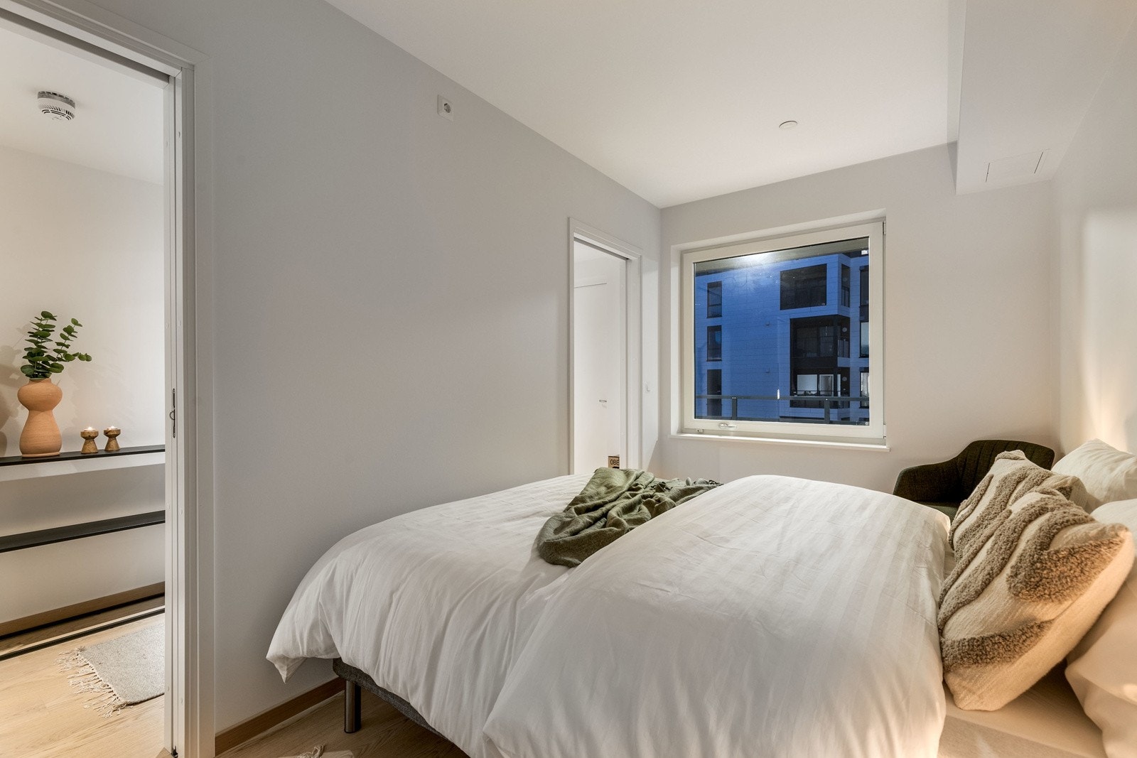 Soverommet har en praktisk løsning, med utgang fra hver side av sengen. Bilde fra L406. Galleribilde