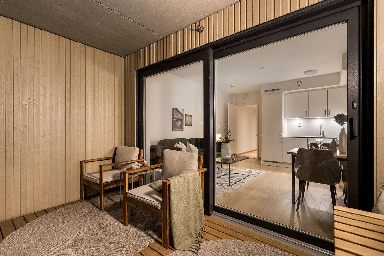 Utgang til en sydvestvendt balkong på 7 kvm. Bilde fra L406. Galleribilde