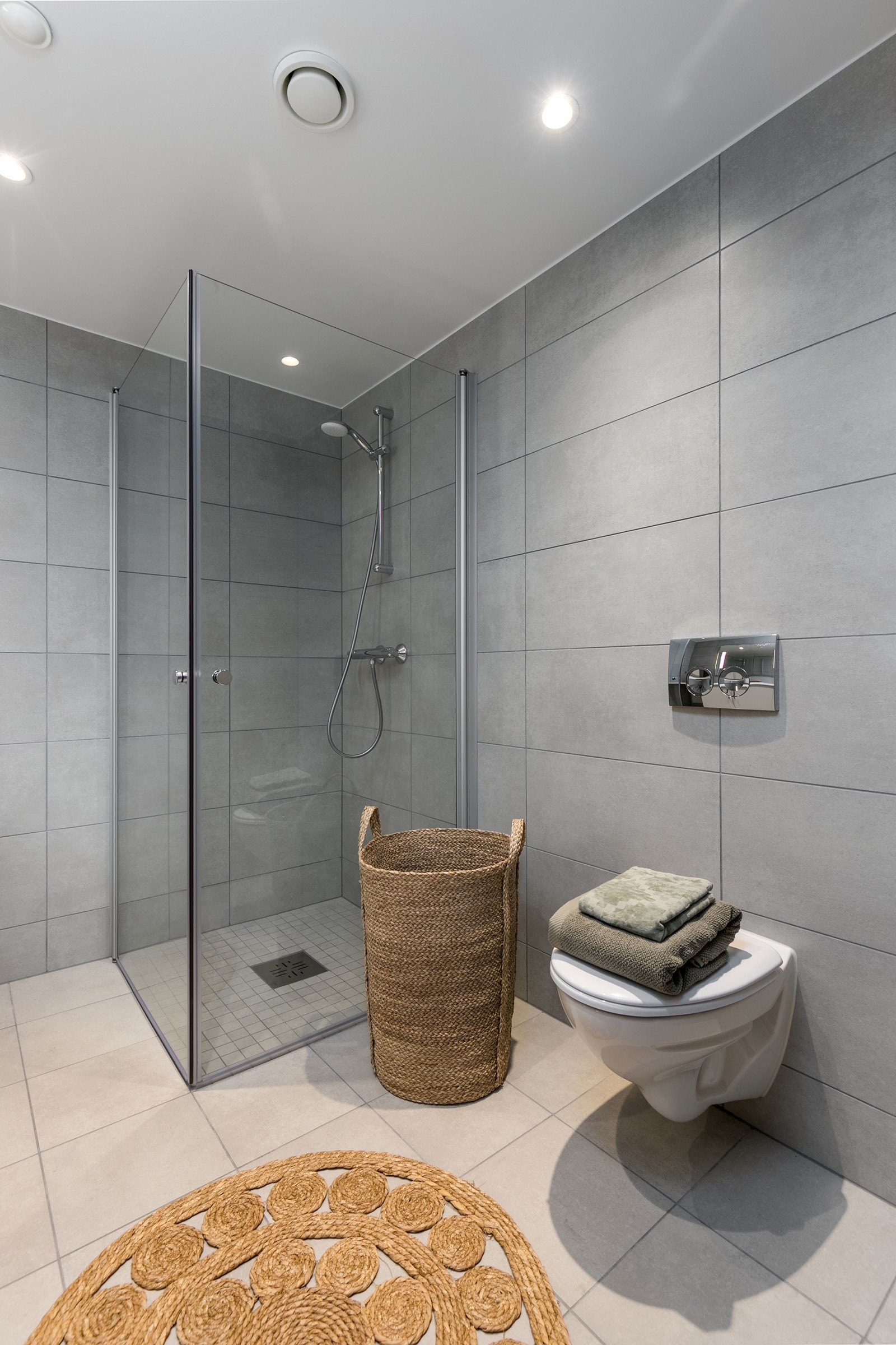 Badet har varmekabler i gulv, som sikrer en behagelig temperatur. Bilde fra L406. Galleribilde