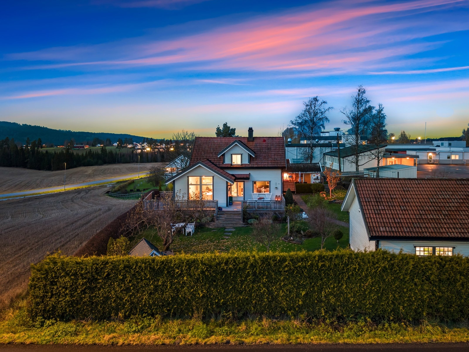 Tomten er skjermet av en hekk mot veien Galleribilde