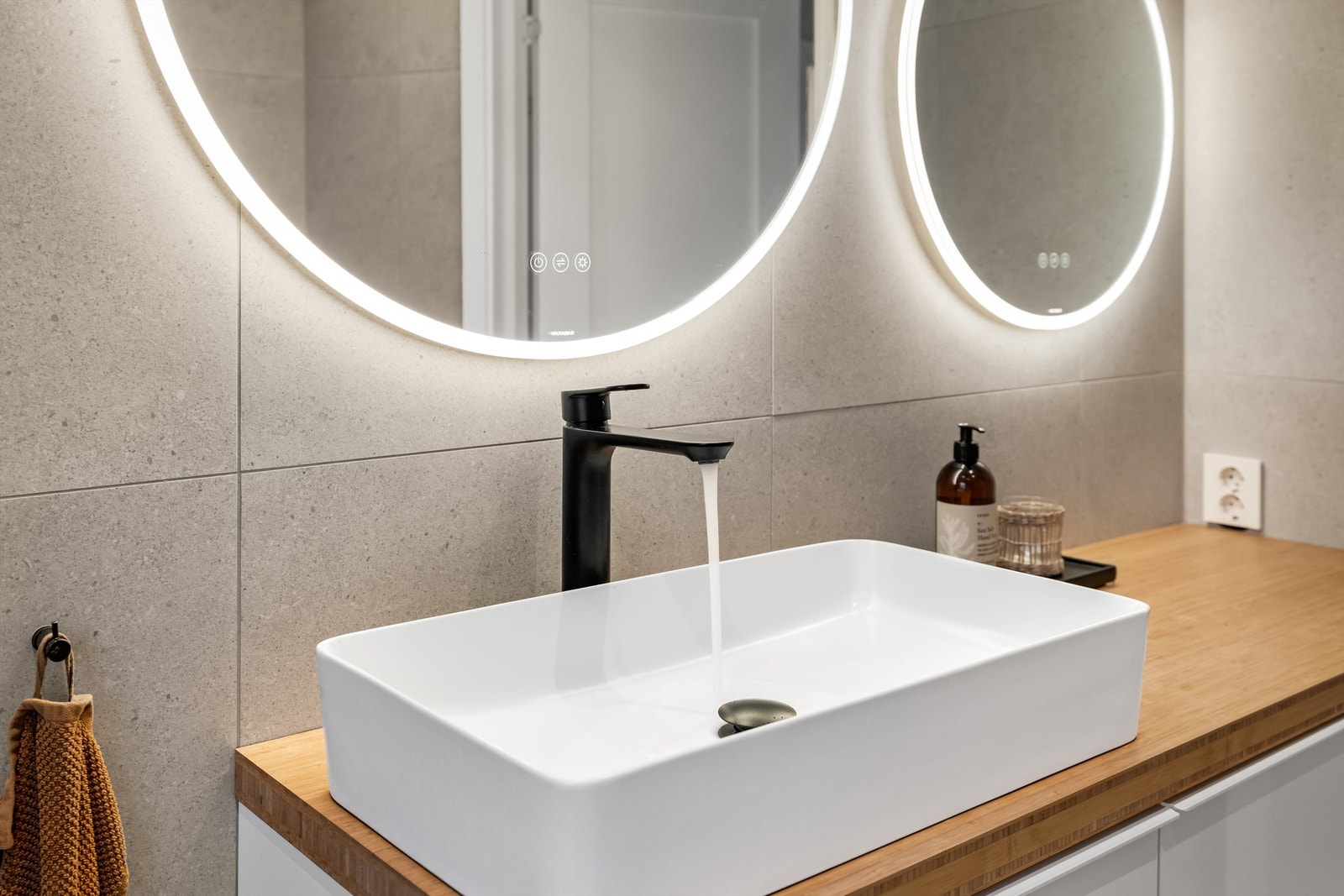 Elegant innredning med servant og speil med integrert belysning og anti-dugg funksjon Galleribilde