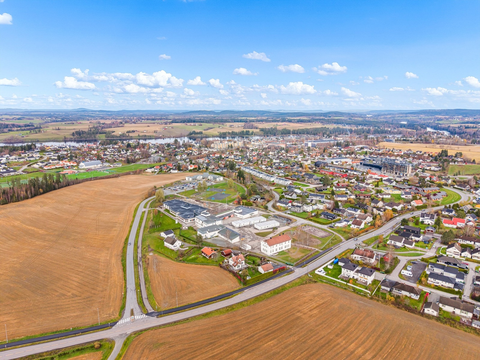 Fra Sørumsand stasjon er det gode togforbindelser, med kun en halvtime til Gardermoen Galleribilde