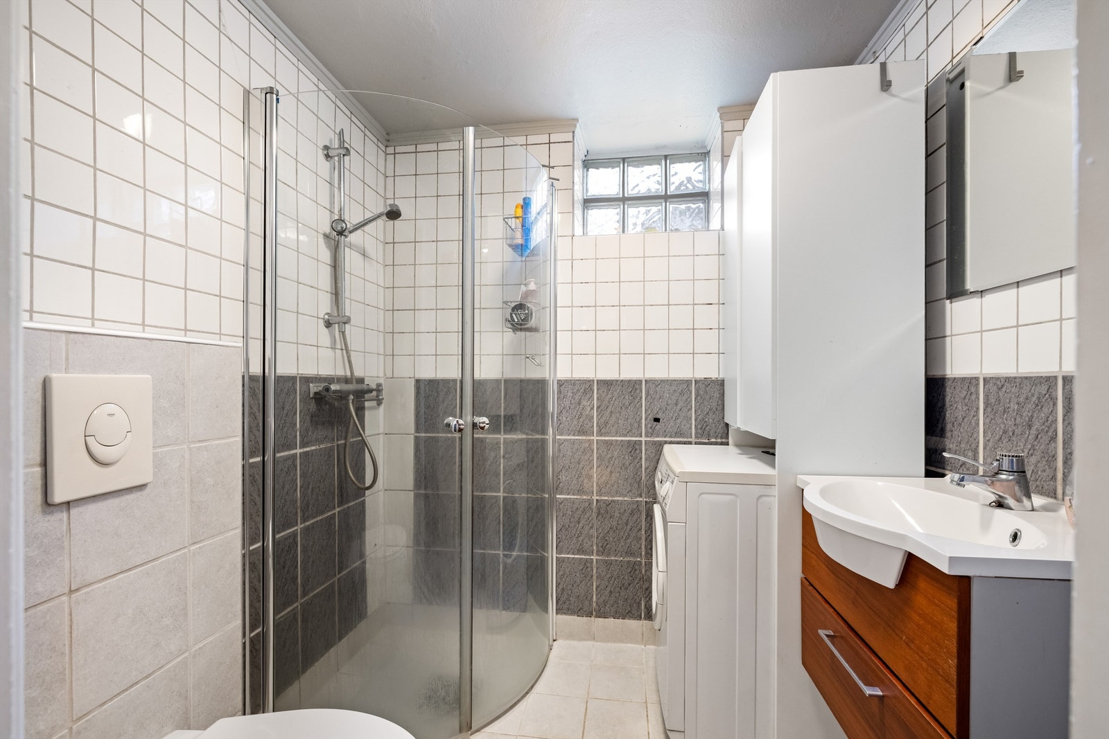 Baderommet i kjelleren har dusjhjørne og opplegg for vaskemaskin Galleribilde