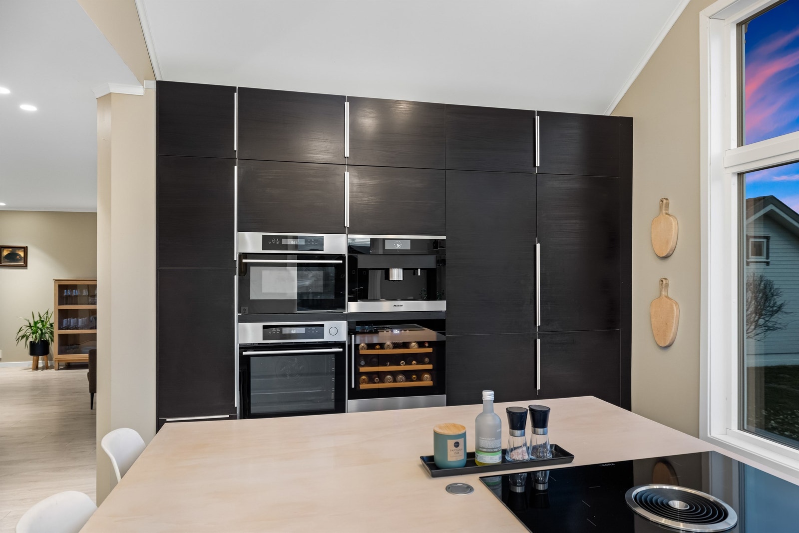 Kjøkkenet er utstyrt med blant annet dampovn, kaffemaskin og vinskap Galleribilde