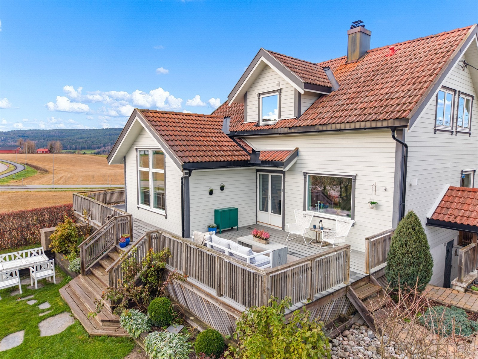 Her bor man i naturskjønne og rolige omgivelser, i et etablert boligområde på Sennerud i Sørumsand Galleribilde