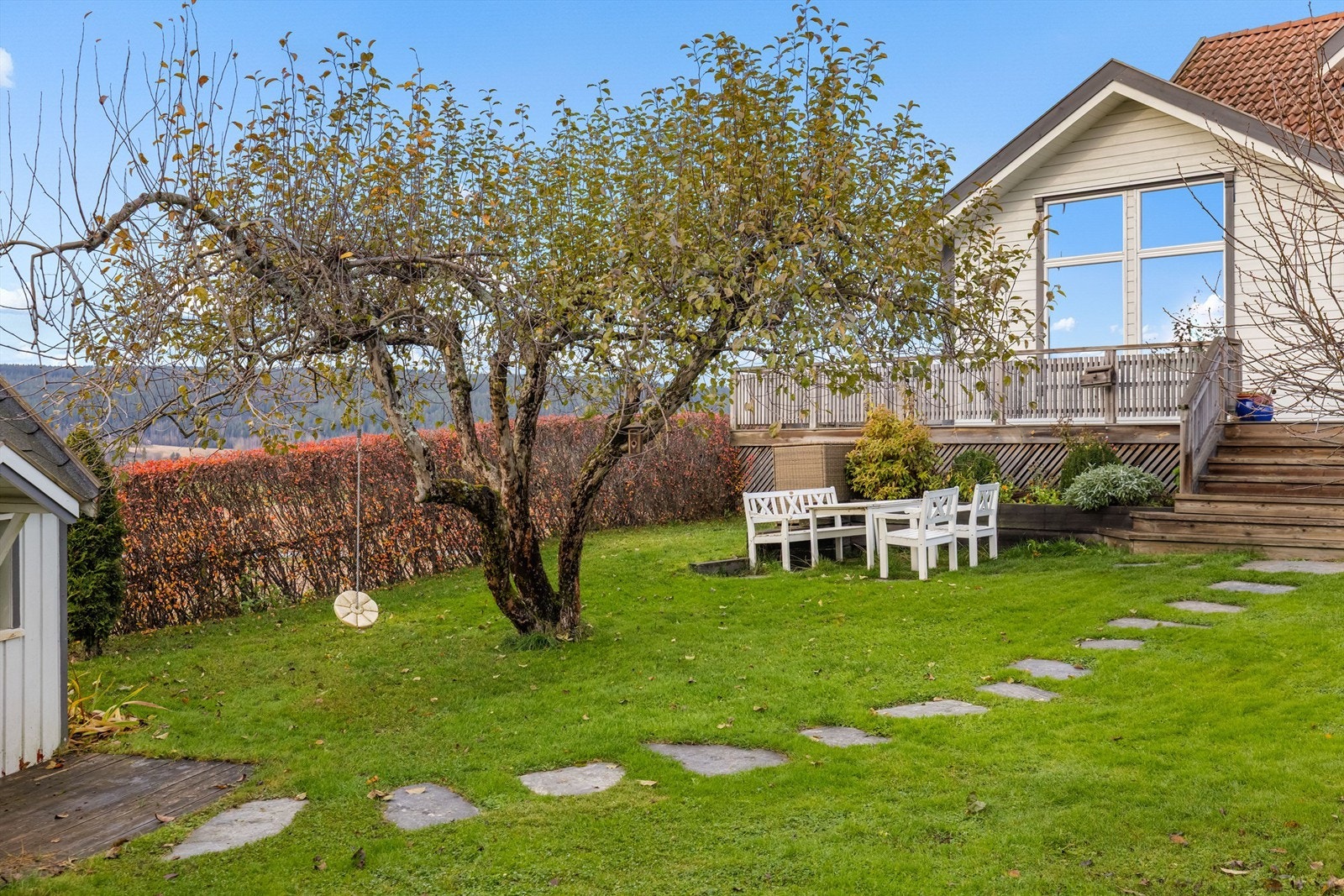 Idyllisk hage med mange solrike utesoner, grønnsakshage, drivhus, bålplass m.m Galleribilde