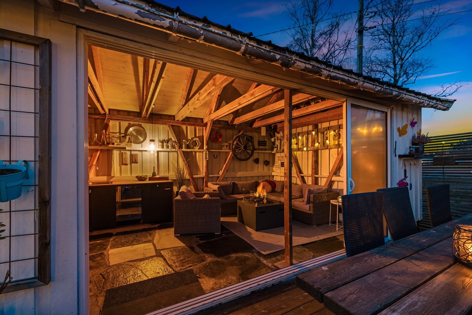 Store skyvedører åpner opp og visker ut skillet mellom inne og ute Galleribilde