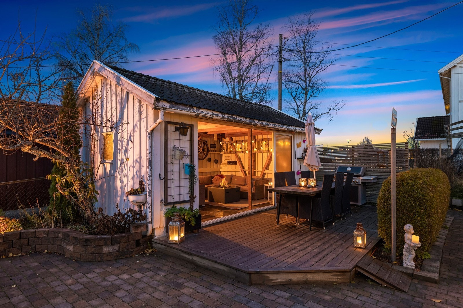 Uthuset/annekset har en tilhørende platting på 18 m² Galleribilde