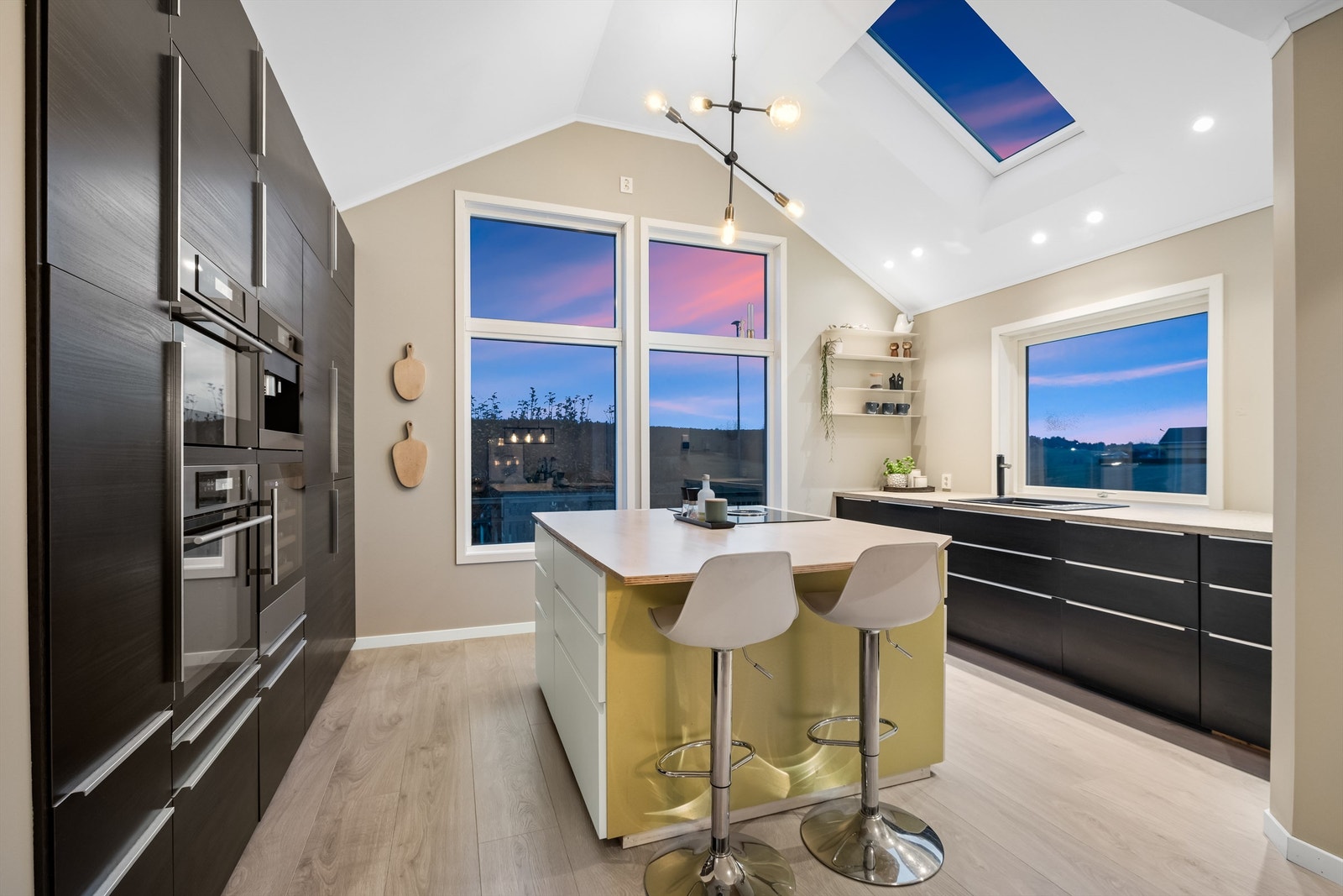 Kjøkkenet fra 2016/17 har en sosial kjøkkenøy og godt med lys fra takvindu Galleribilde