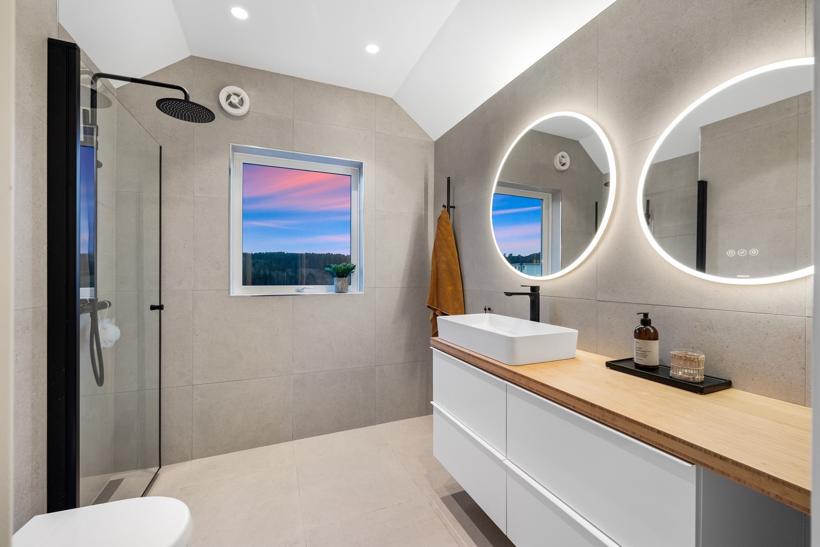 Baderommet ble pusset opp i 2020 og har flislagte overflater og gulvvarme Galleribilde