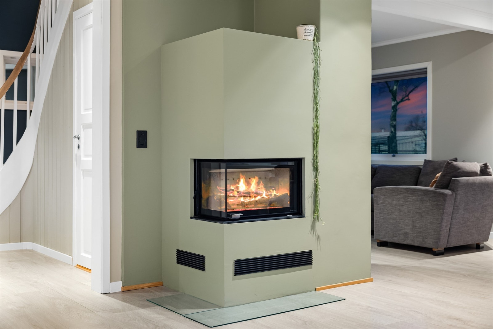 En moderne, innebygget peis med glassfronter gir både varme og stemning Galleribilde