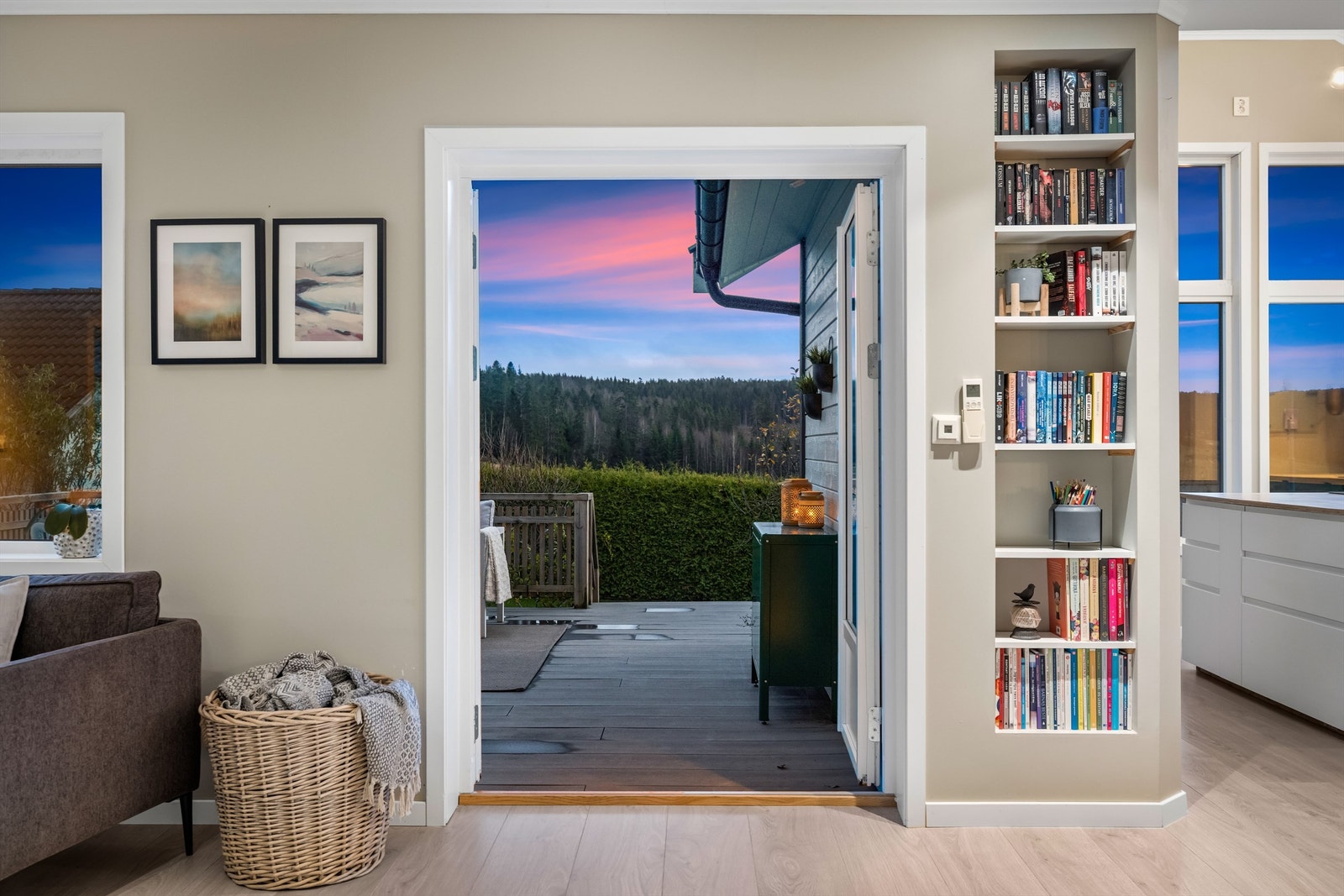 Fra stuen er det direkte utgang til den store terrassen og boligens herlige utearealer Galleribilde