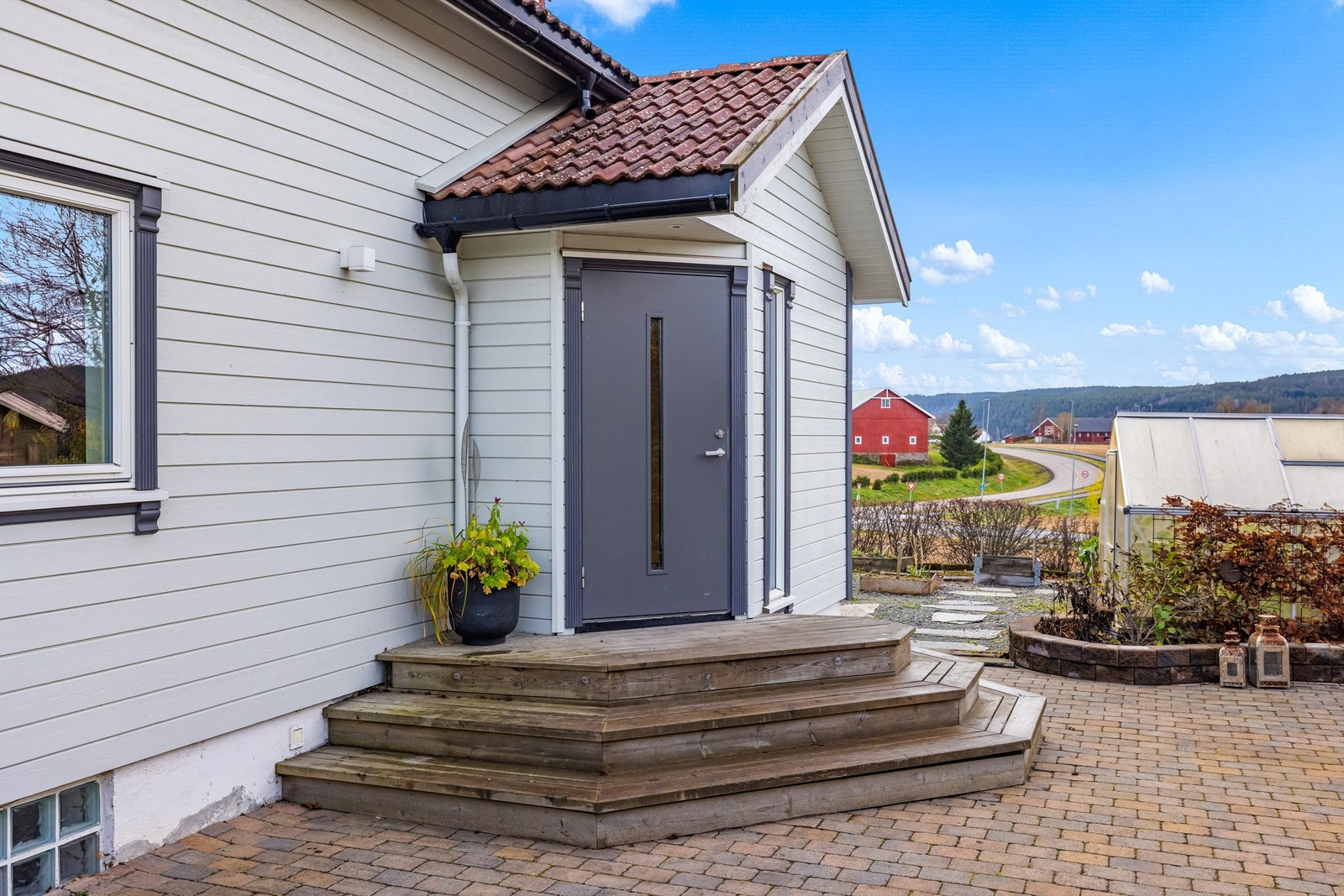 Boligens hovedinngang er overbygget og innbydende Galleribilde