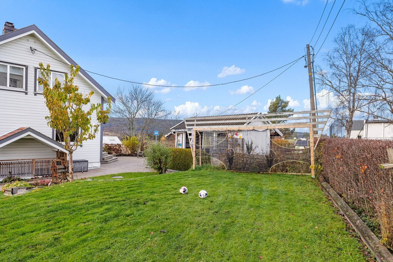 Eiendommen er barnevennlig med god plass for utendørs aktivitet Galleribilde