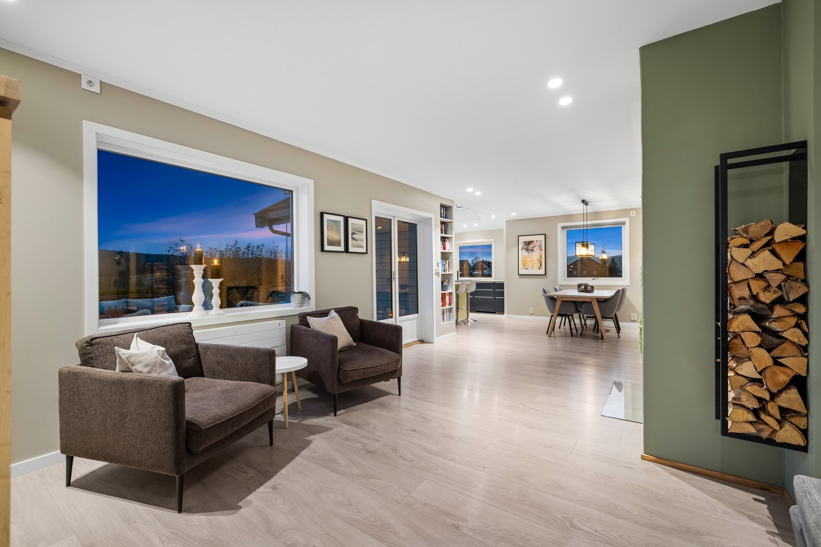 Stuen har god plass til flere sittegrupper og en effektiv varmepumpe for behagelig inneklima Galleribilde