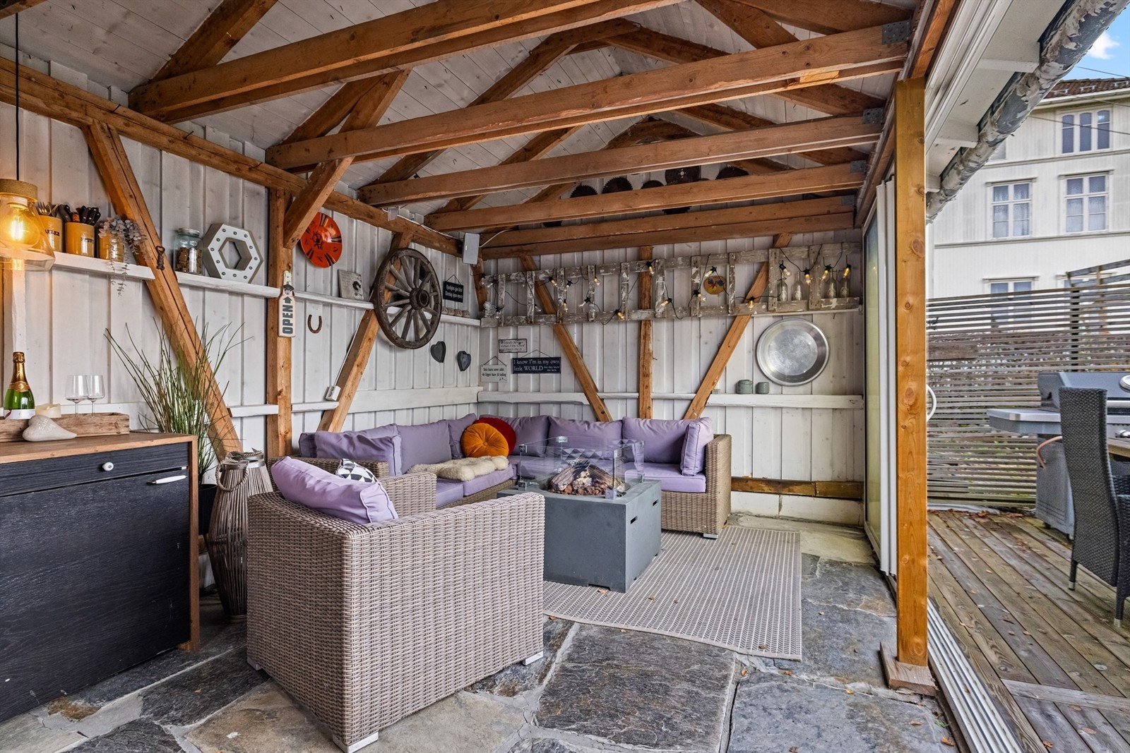 Lun og koselig utestue - perfekt for sene sommerkvelder med god mat og godt selskap Galleribilde