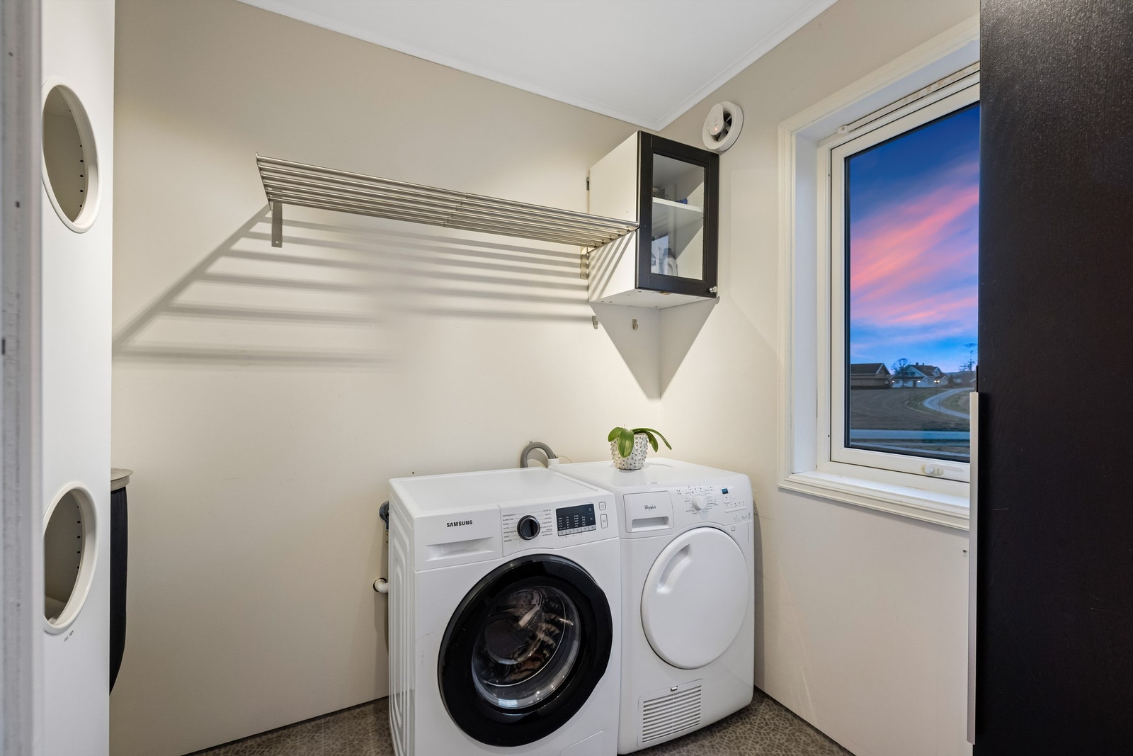 Separat vaskerom pusset opp i 2017, med gulvvarme og opplegg for vaskemaskin Galleribilde