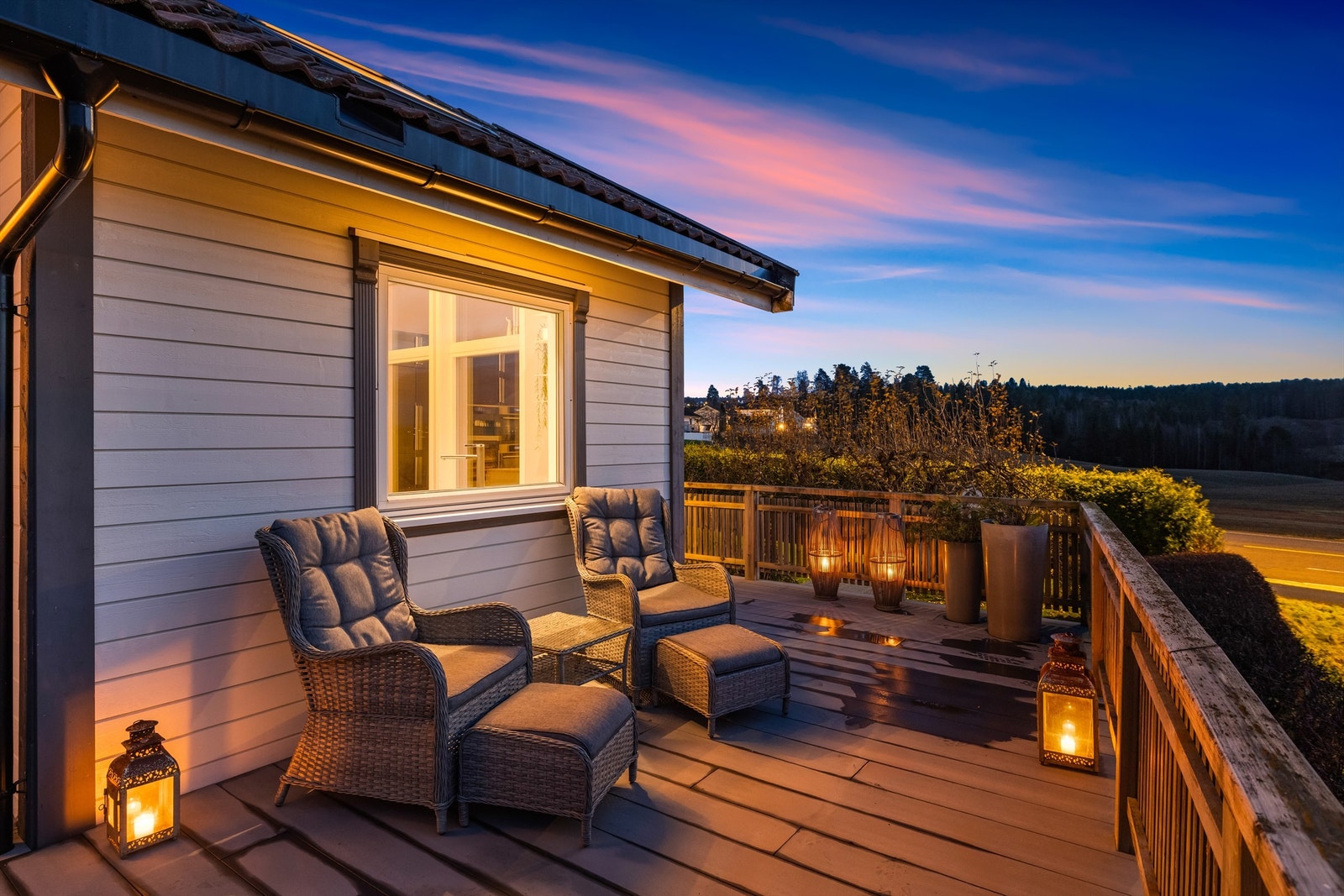 Uteplassene er pent belyst, noe som forlenger brukstiden på kveldstid Galleribilde