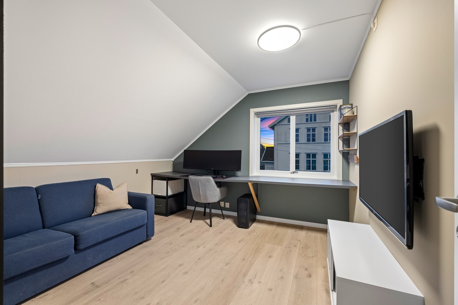 Et av soverommene er i dag innredet som en ekstra TV-stue Galleribilde