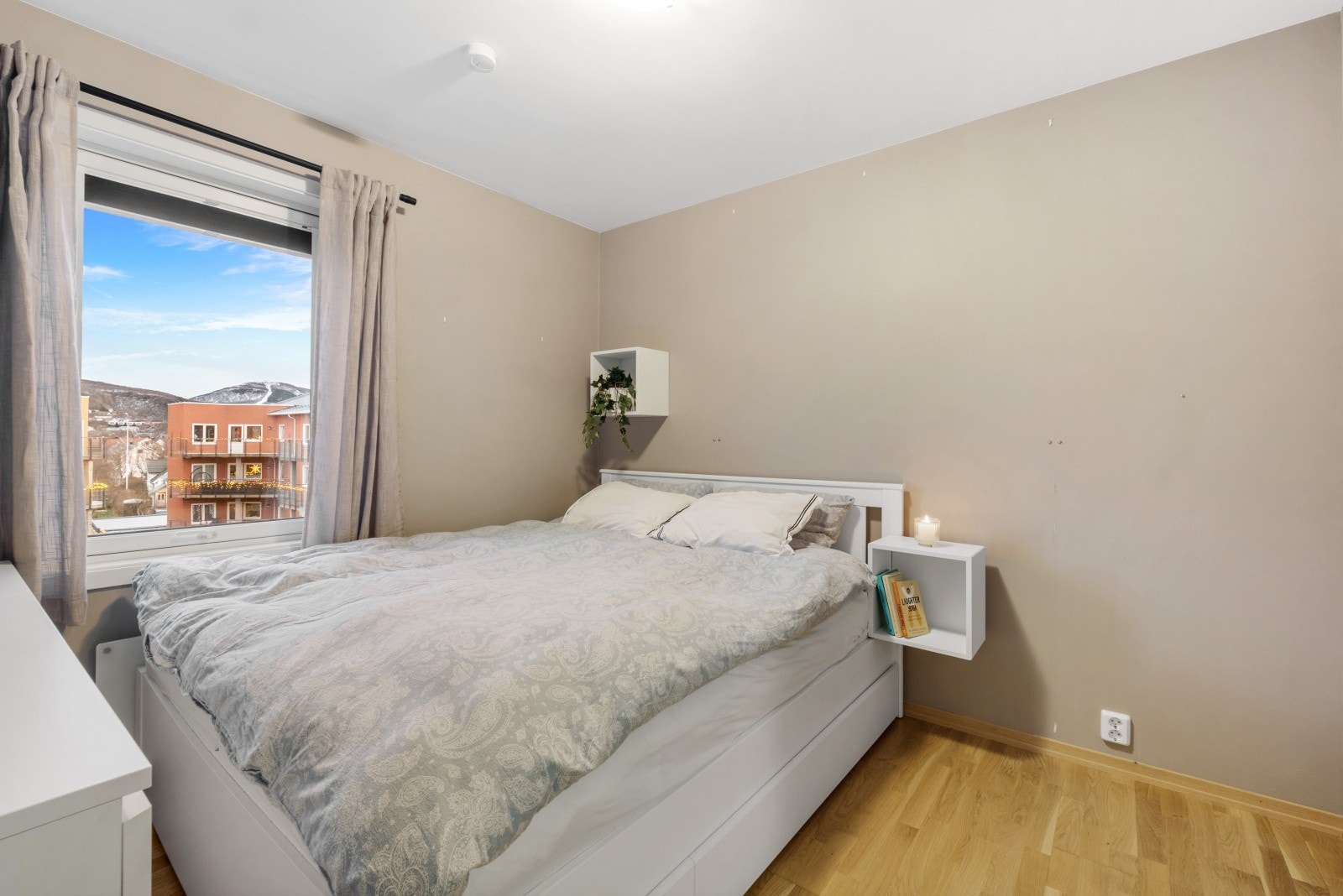 Hovedsoverommet er malt i tidløs og behagelig farge. Galleribilde