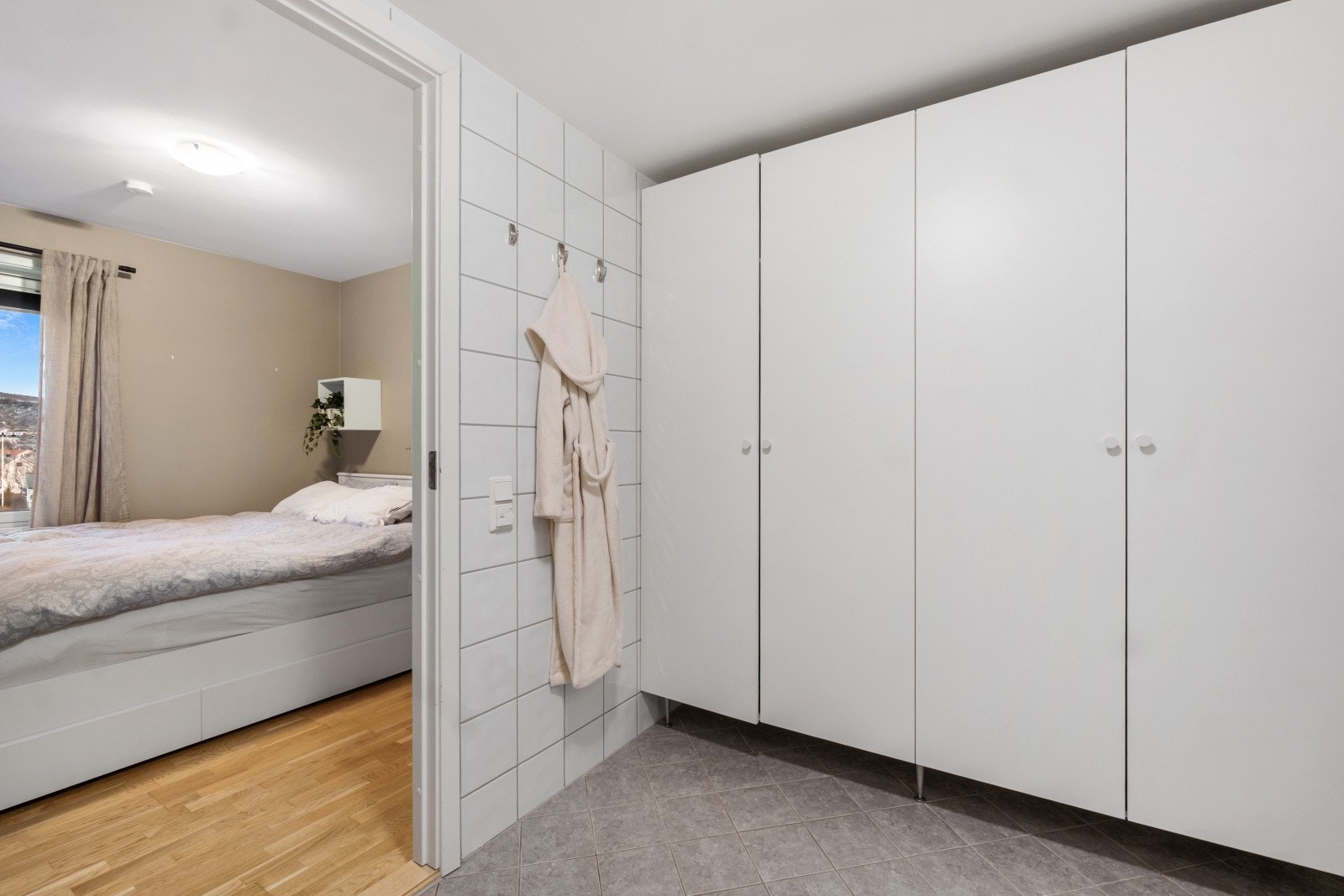 Rikelig med skap på baderommet sørger for god oppbevaringsplass. Galleribilde