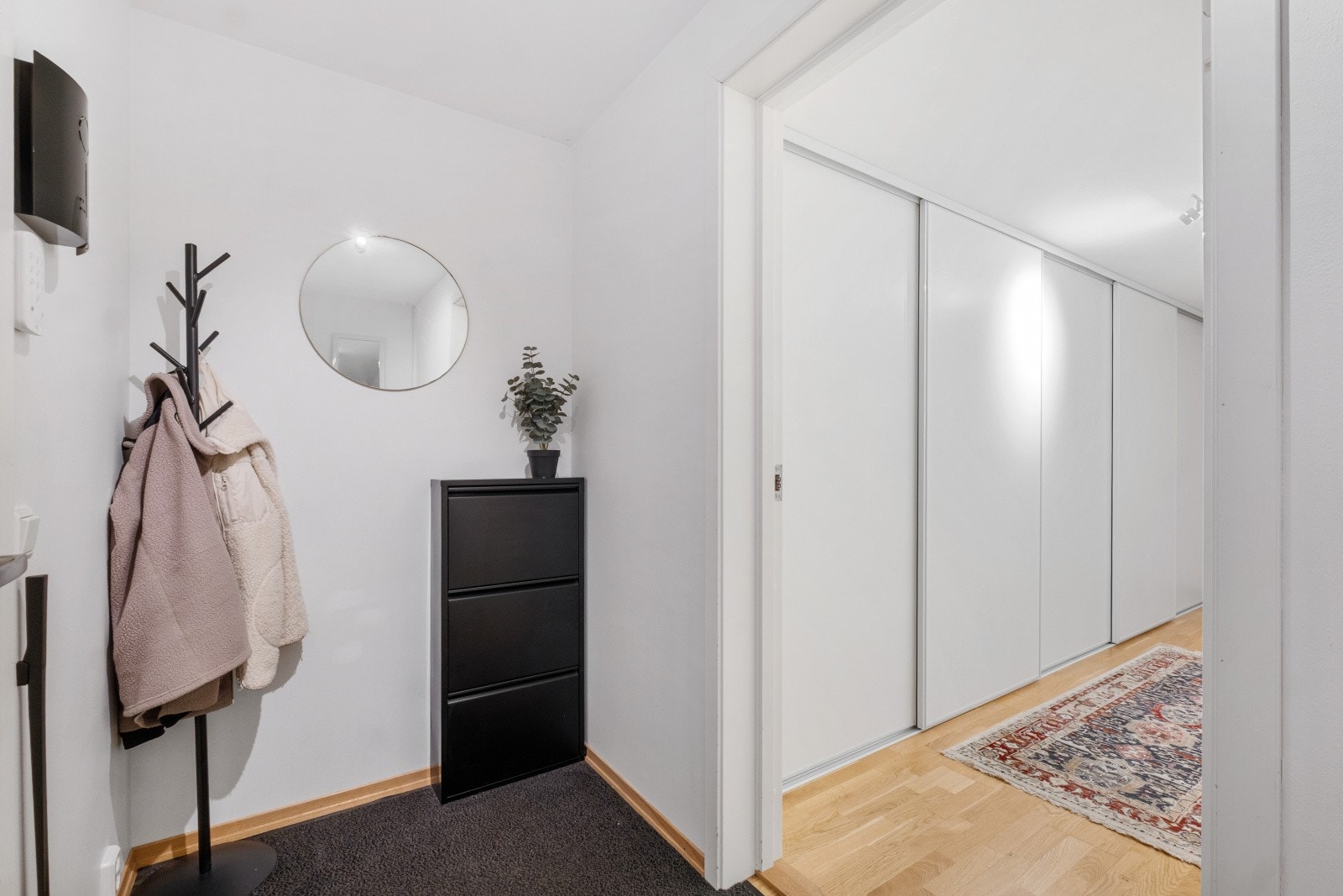 Entré med en romslig skyvedørsgarderobe. Galleribilde
