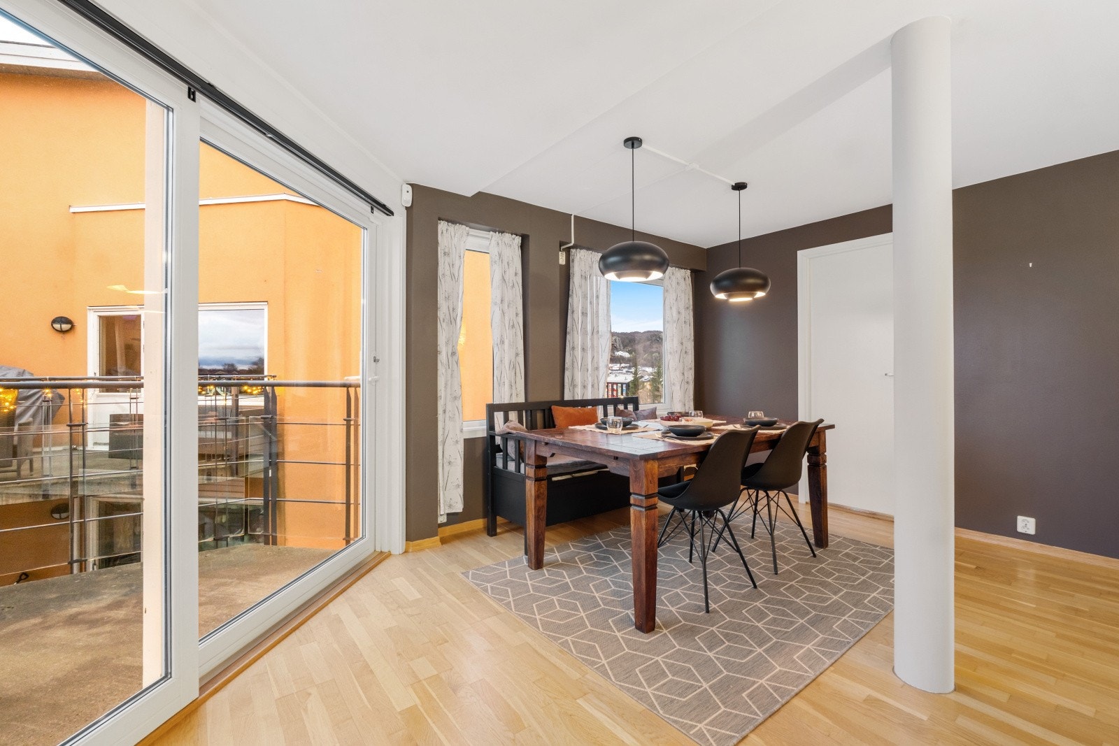 God plass til spisestue hvor du kan dekke til mange. Galleribilde