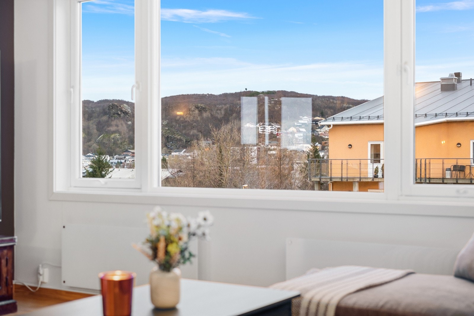 Store vinduer gir utsikt mot nærliggende område og sørger for rikelig med naturlig lys. Galleribilde