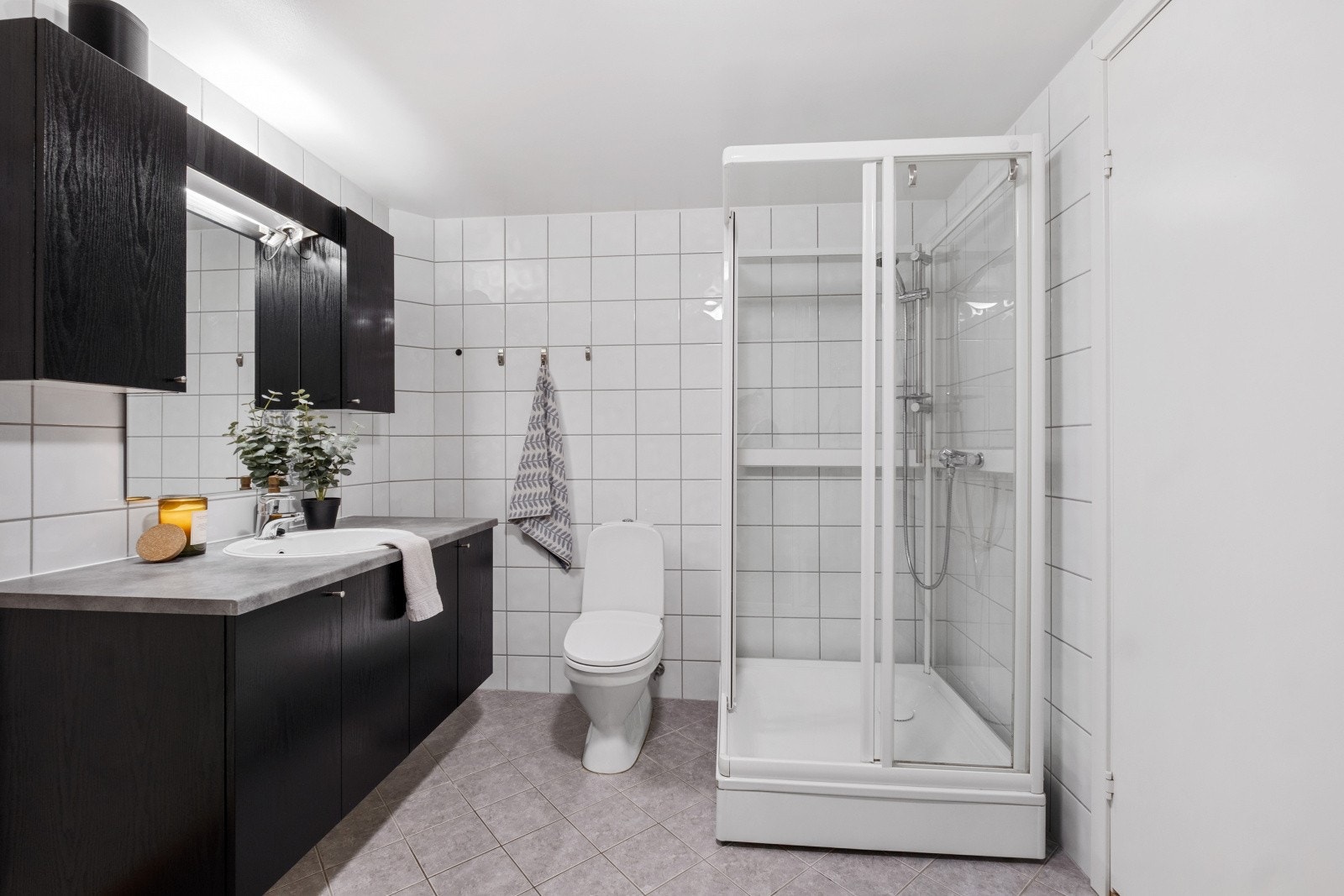 Leilighetens bad er helfliset og har behagelig varme i gulvet. Galleribilde