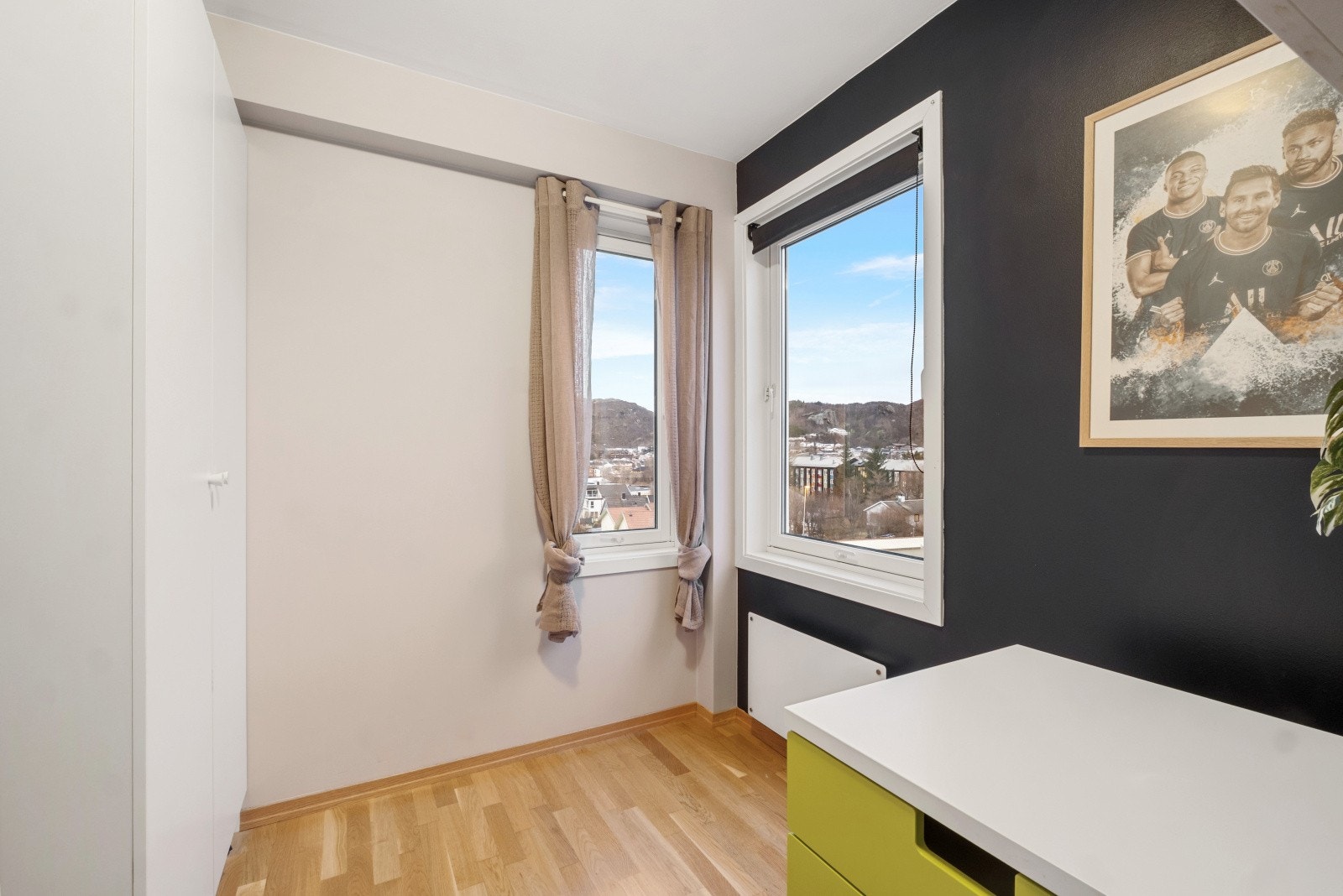 Rikelig med dagslys inn og utsikt mot nærområdet. Galleribilde