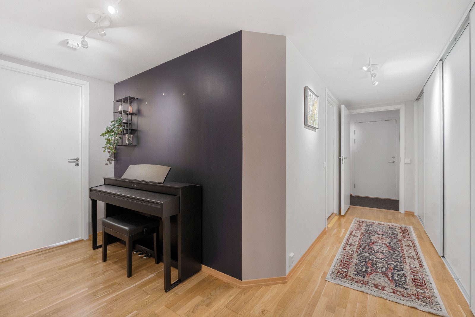 I gangen er det parkettgulv og slette malte vegger. Galleribilde