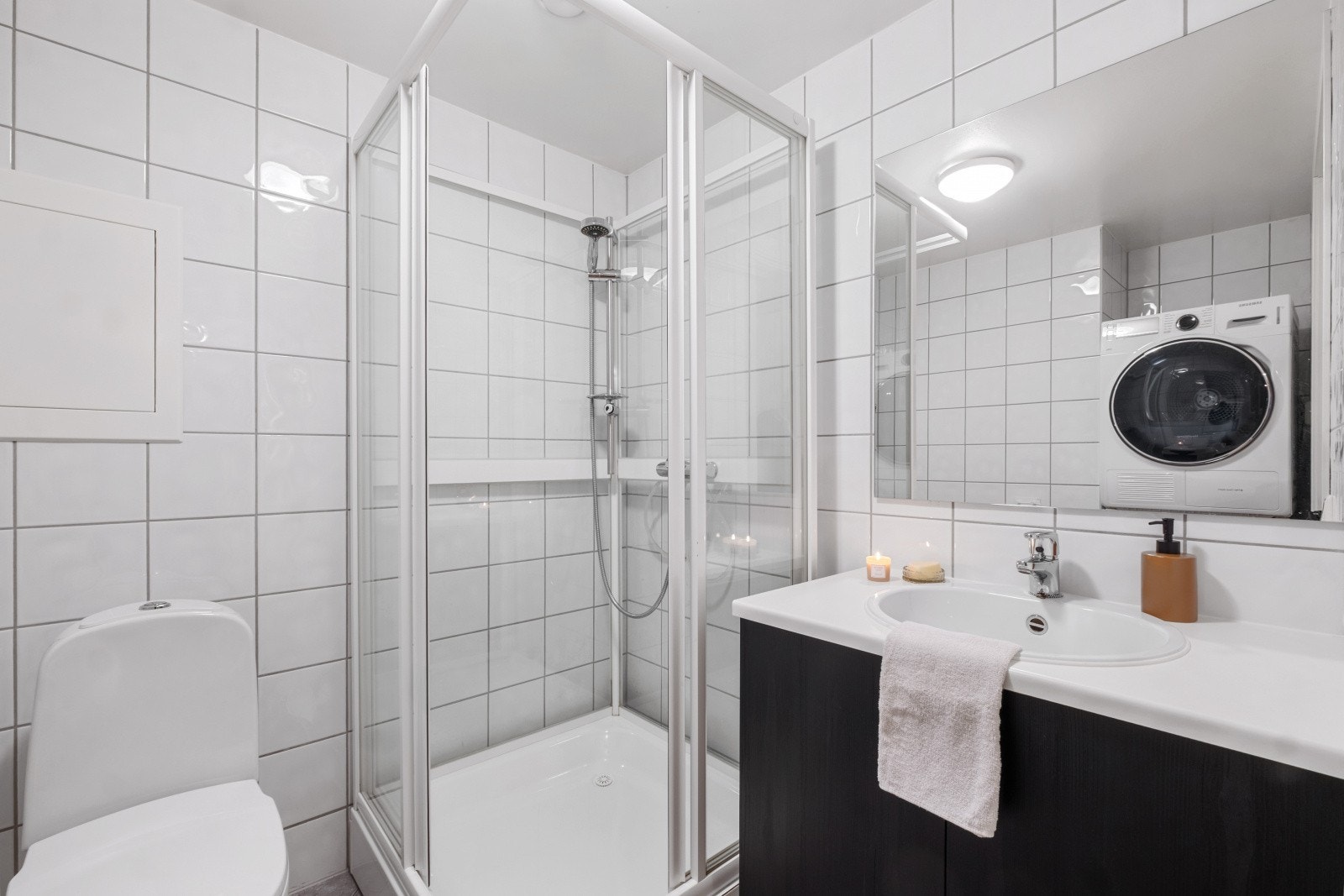 Baderom nr. 2 har også dusjkabinett og har opplegg til vaskemaskin og tørketrommel. Galleribilde