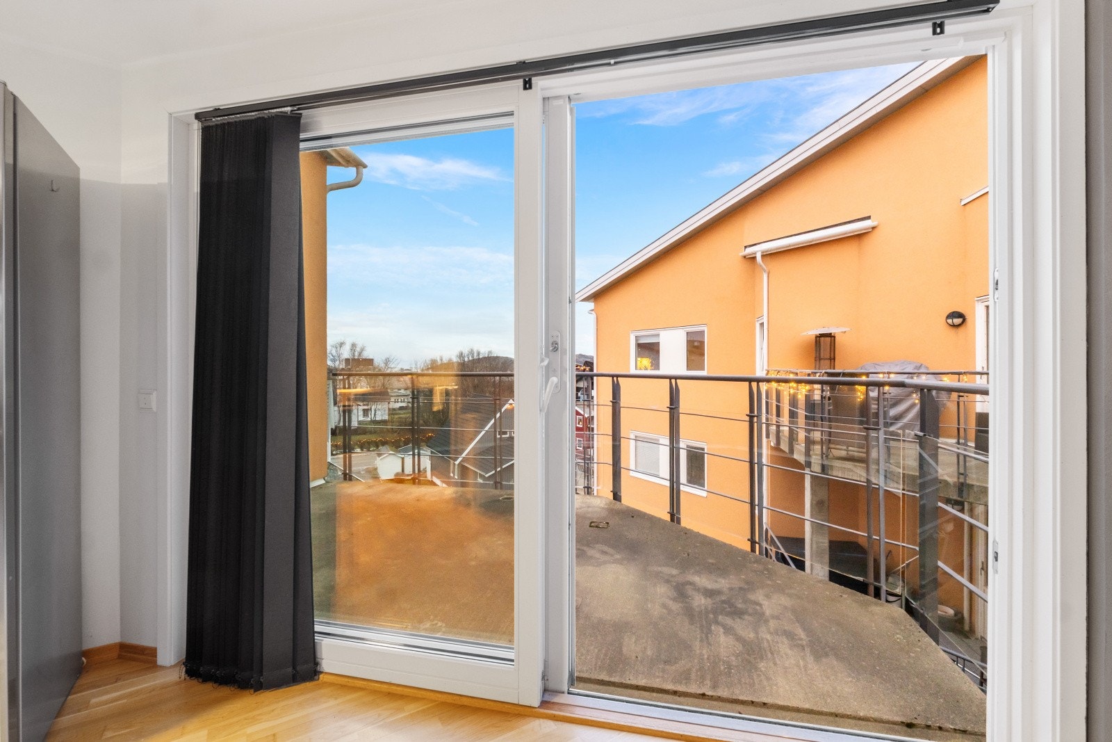 Enket tilkomst til balkongen fra stuen. Galleribilde