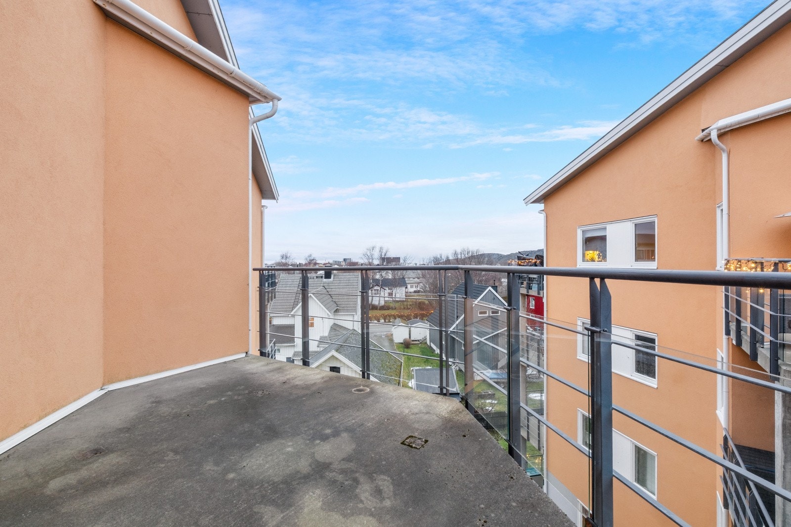 Balkongen på 8 kvm har god plass til utemøbler. Galleribilde