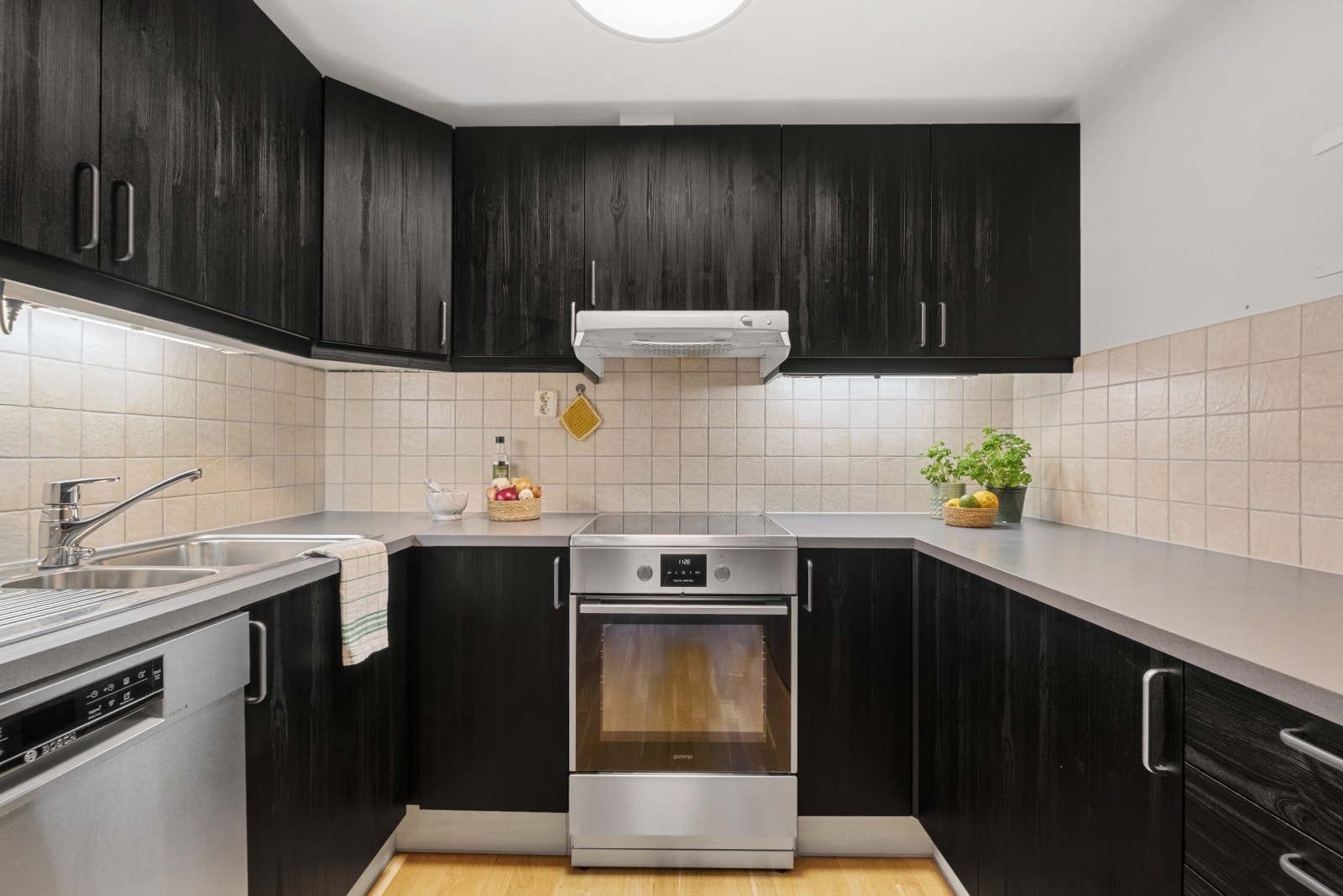 På kjøkkenet er det godt med lagringsplass i over- og underskap. Galleribilde